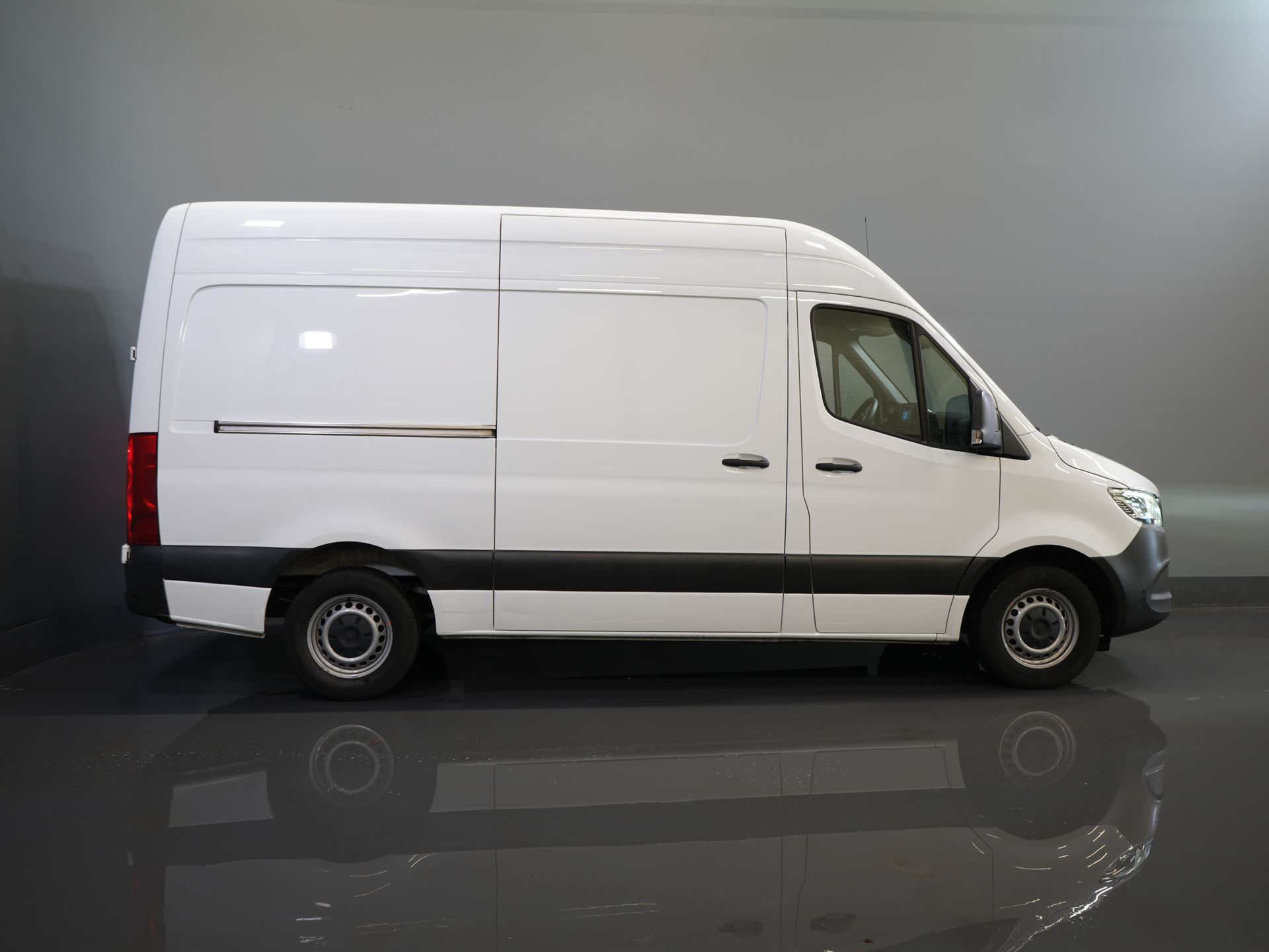 Mercedes-Benz Sprinter Van 317 CDI Aut. L2H2 LED/ Carplay/ Gev.Stoel/ Camera/ Cruise/ PDC/ Airco