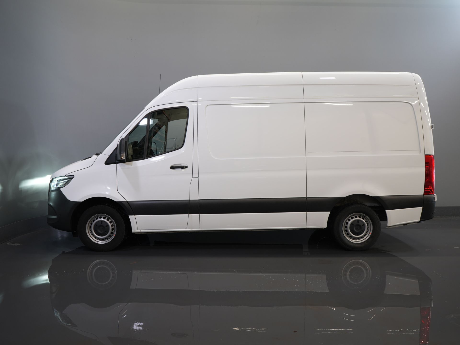 Mercedes-Benz Sprinter Van 317 CDI Aut. L2H2 LED/ Carplay/ Gev.Stoel/ Camera/ Cruise/ PDC/ Airco