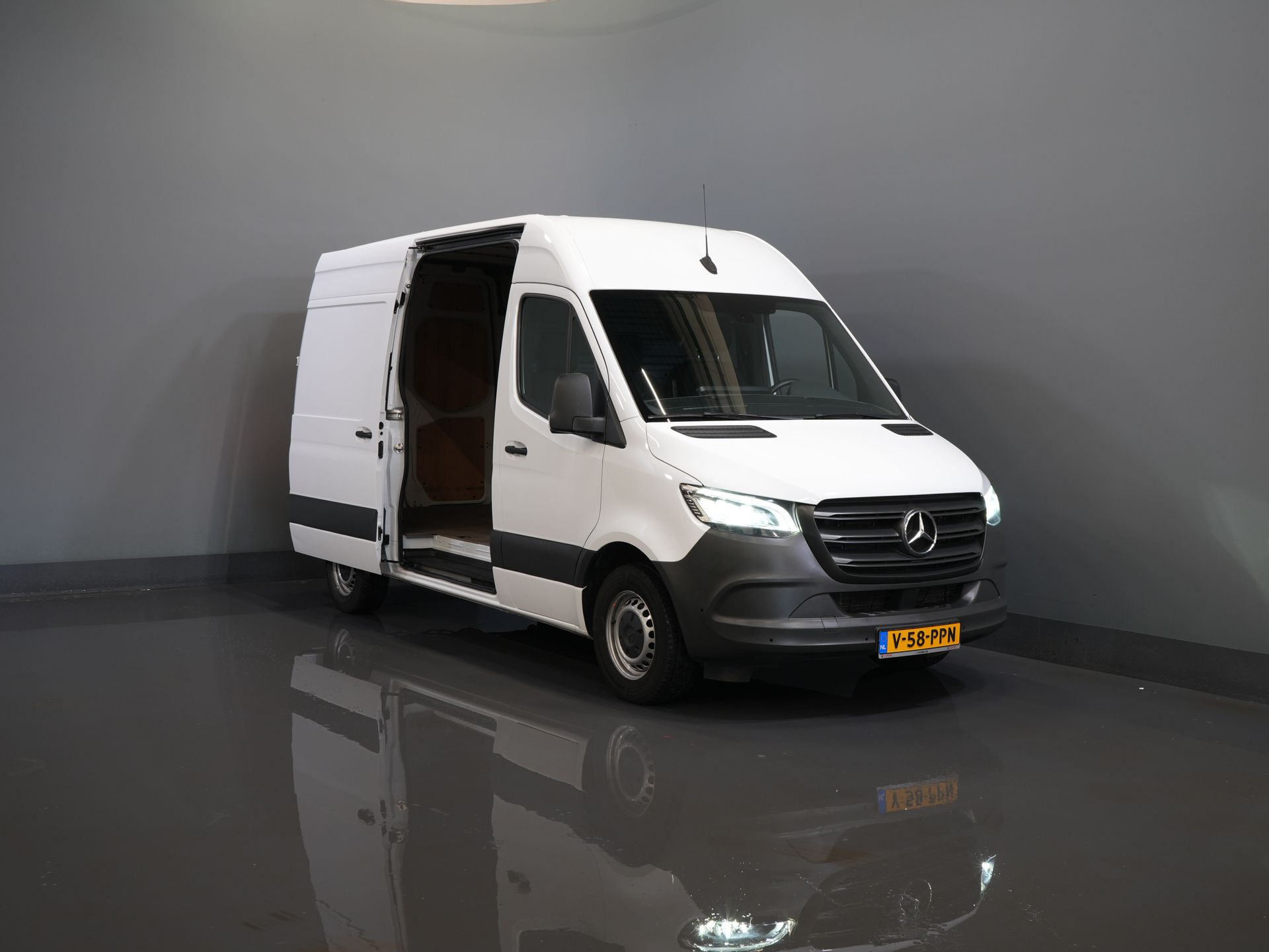 Mercedes-Benz Sprinter Van 317 CDI Aut. L2H2 LED/ Carplay/ Gev.Stoel/ Camera/ Cruise/ PDC/ Airco