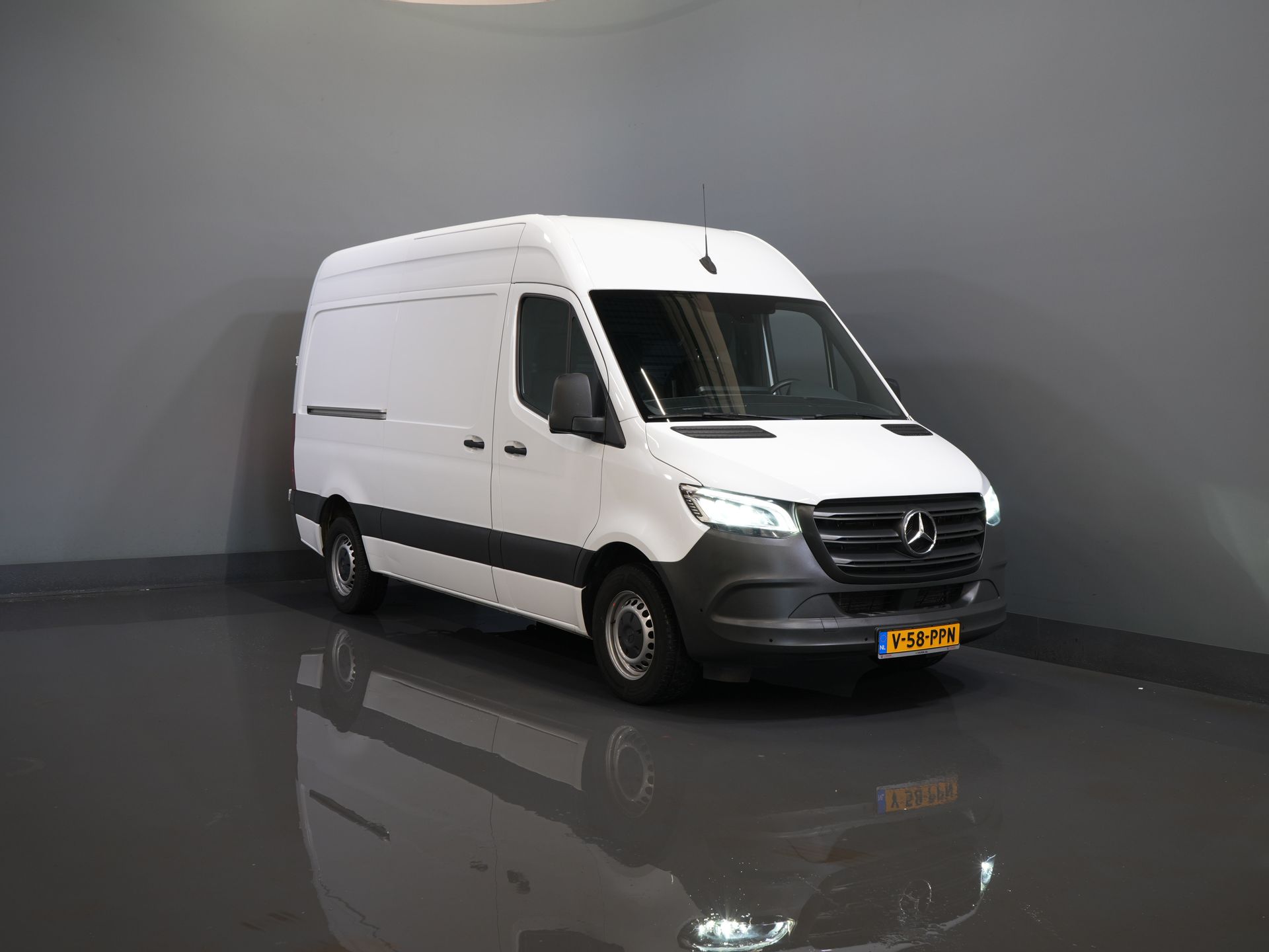 Mercedes-Benz Sprinter Van 317 CDI Aut. L2H2 LED/ Carplay/ Gev.Stoel/ Camera/ Cruise/ PDC/ Airco