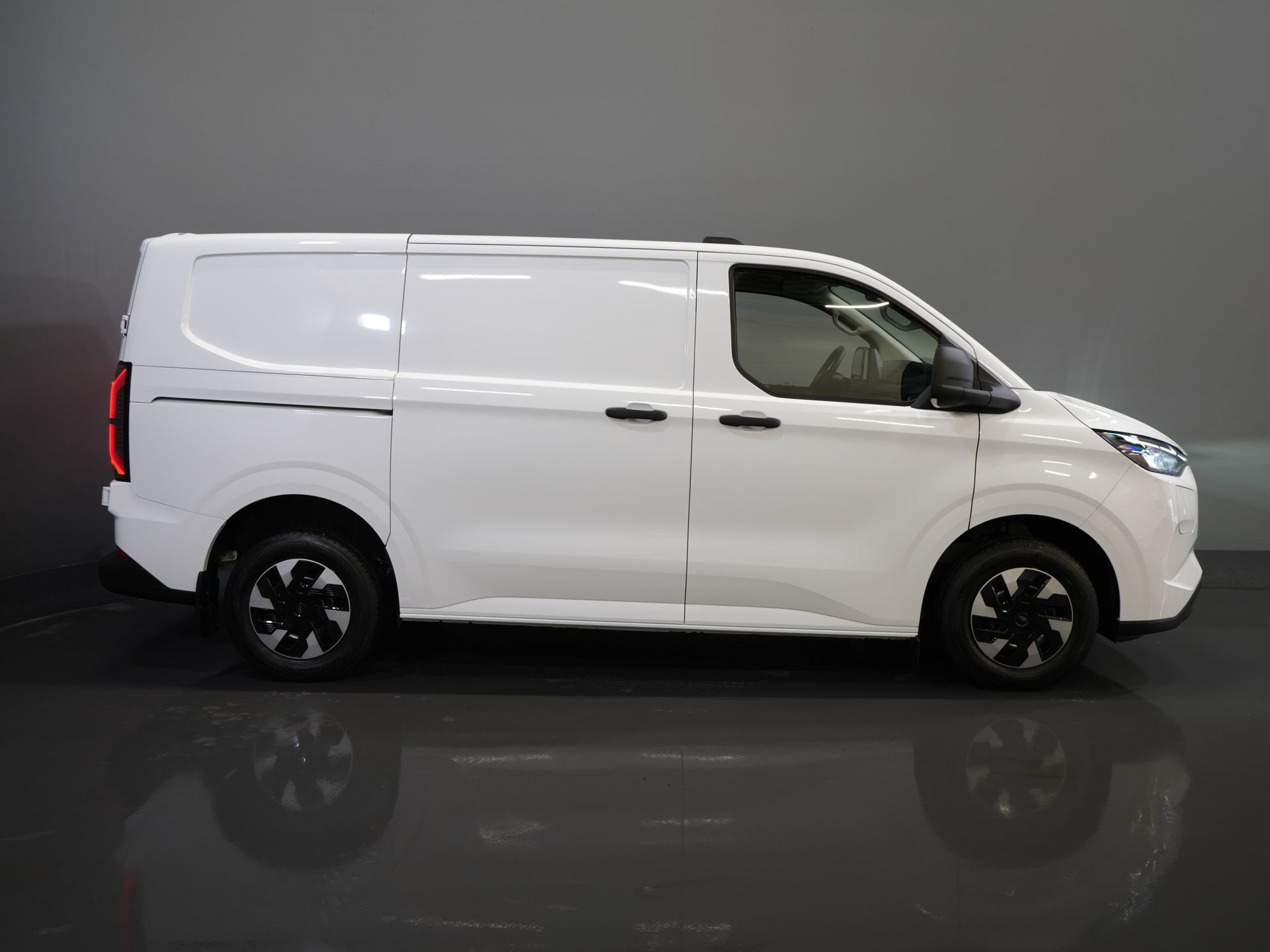 Ford E-Transit Custom Bestelbus 320 Trend 65 kWh 330 km WLTP LED/ Snellader/ 2.3t Trekverm./ Stoelverw./ Carplay/ Climate/ Camera/ PDC/ Cruise