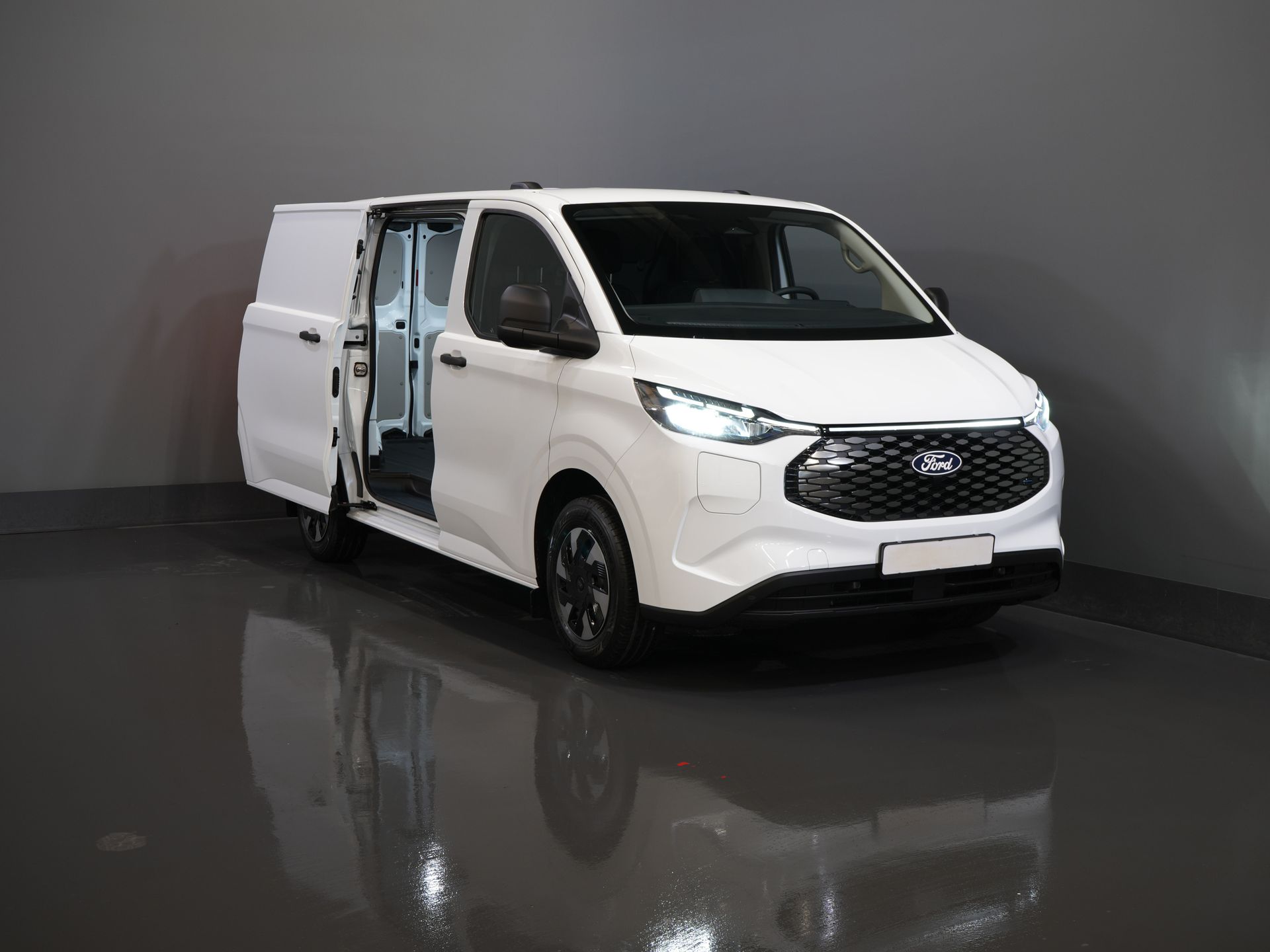 Ford E-Transit Custom Bestelbus 320 Trend 65 kWh 330 km WLTP LED/ Snellader/ 2.3t Trekverm./ Stoelverw./ Carplay/ Climate/ Camera/ PDC/ Cruise