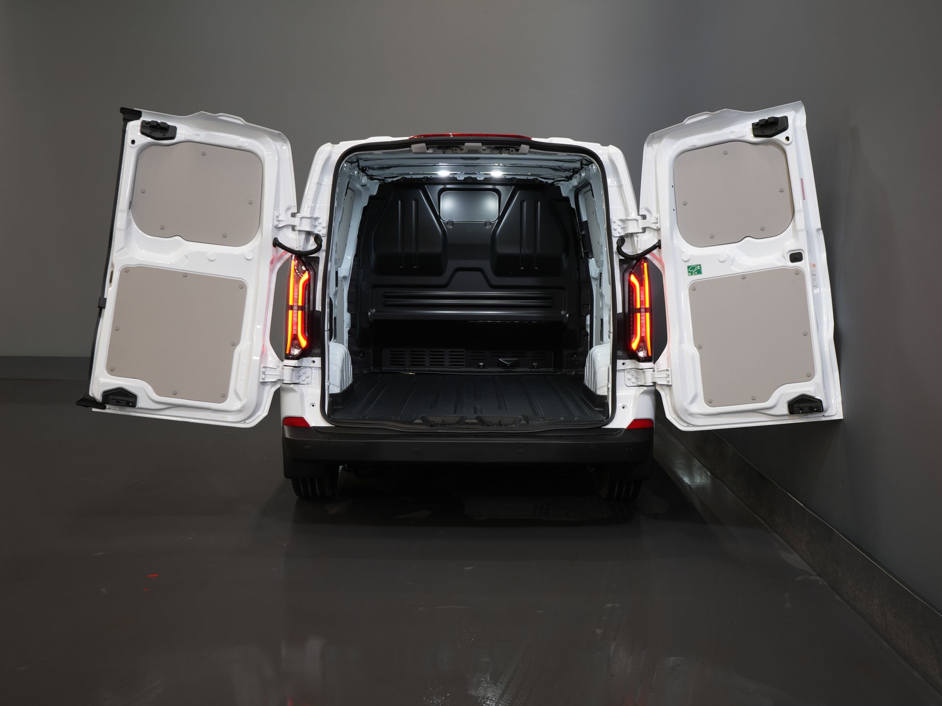 Ford E-Transit Custom Bestelbus 320 Trend 65 kWh 330 km WLTP LED/ Snellader/ 2.3t Trekverm./ Stoelverw./ Carplay/ Climate/ Camera/ PDC/ Cruise