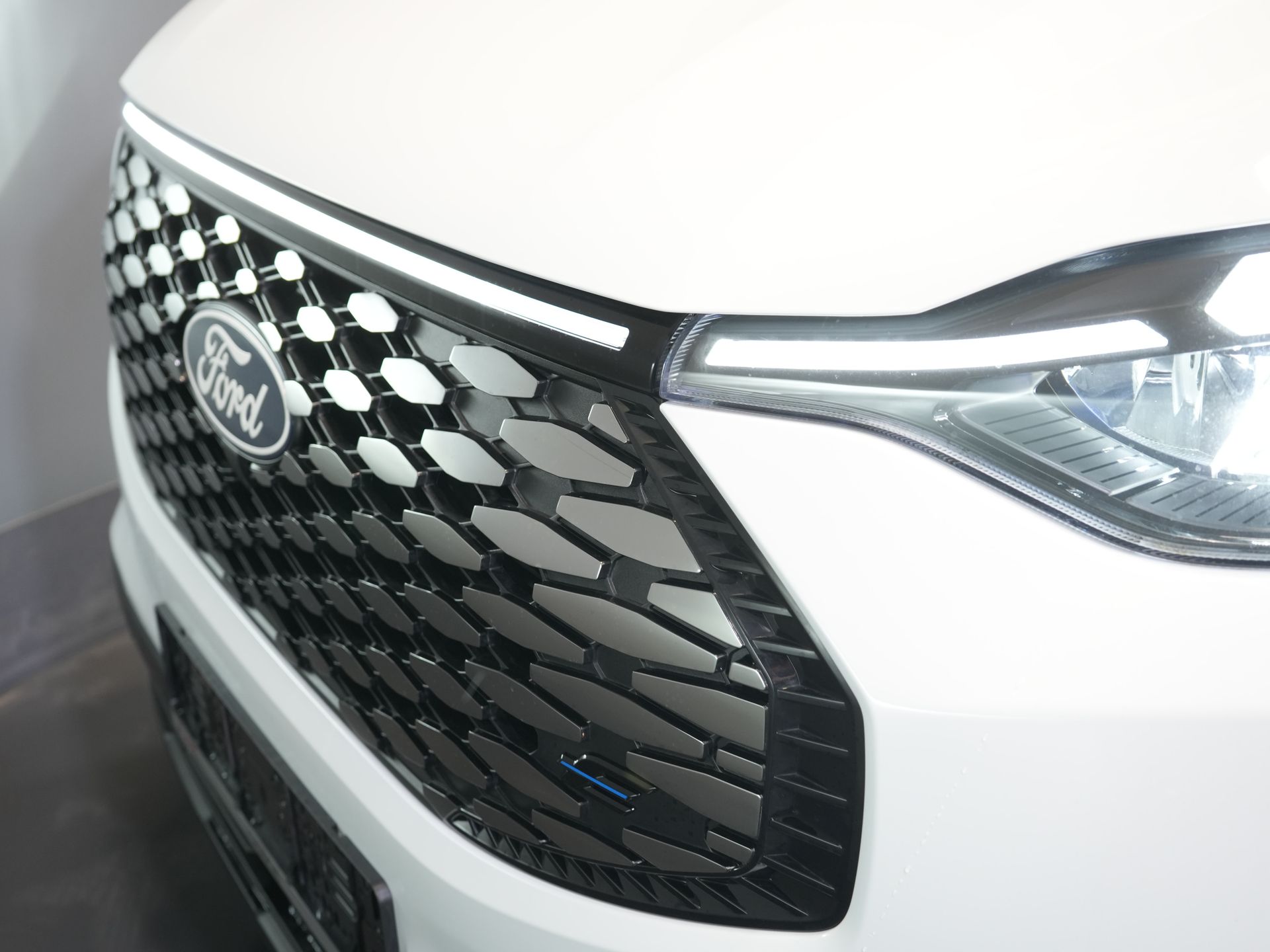 Ford E-Transit Custom Bestelbus 320 Trend 65 kWh 330 km WLTP LED/ Snellader/ 2.3t Trekverm./ Stoelverw./ Carplay/ Climate/ Camera/ PDC/ Cruise