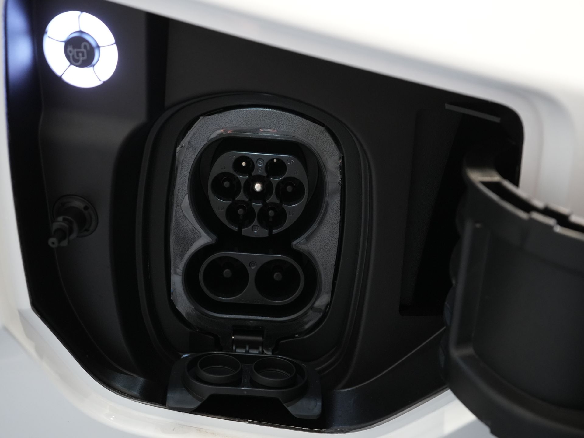 Ford E-Transit Custom Bestelbus 320 Trend 65 kWh 330 km WLTP LED/ Snellader/ 2.3t Trekverm./ Stoelverw./ Carplay/ Climate/ Camera/ PDC/ Cruise