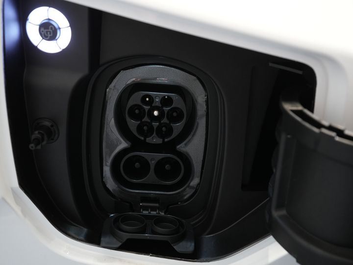 Ford E-Transit Custom Bestelbus 320 Trend 65 kWh 330 km WLTP LED/ Snellader/ 2.3t Trekverm./ Stoelverw./ Carplay/ Climate/ Camera/ PDC/ Cruise