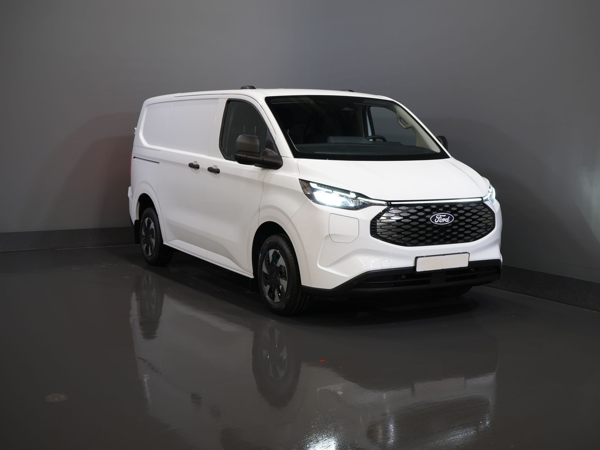 Ford E-Transit Custom Bestelbus 320 Trend 65 kWh 330 km WLTP LED/ Snellader/ 2.3t Trekverm./ Stoelverw./ Carplay/ Climate/ Camera/ PDC/ Cruise