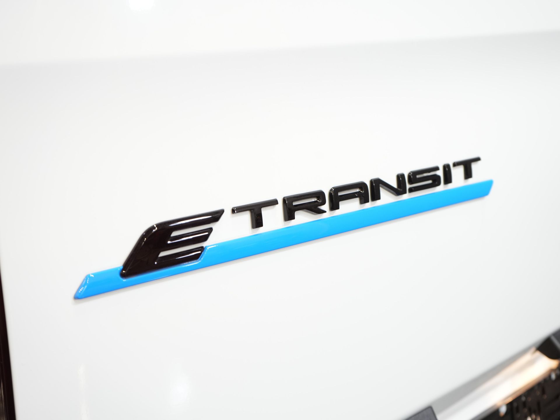 Ford E-Transit Custom Bestelbus 320 Trend 65 kWh 330 km WLTP LED/ Snellader/ 2.3t Trekverm./ Stoelverw./ Carplay/ Climate/ Camera/ PDC/ Cruise