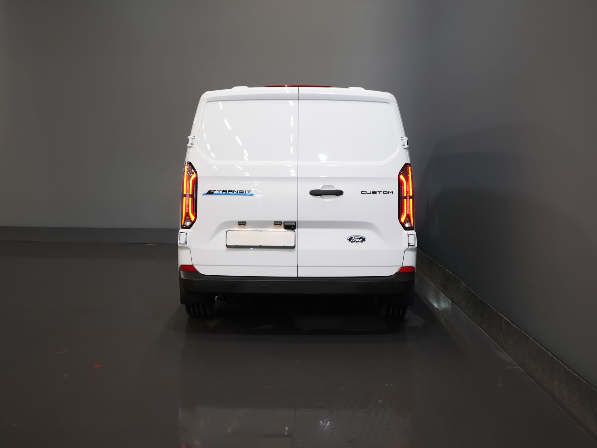 Ford E-Transit Custom Bestelbus 320 Trend 65 kWh 330 km WLTP LED/ Snellader/ 2.3t Trekverm./ Stoelverw./ Carplay/ Climate/ Camera/ PDC/ Cruise