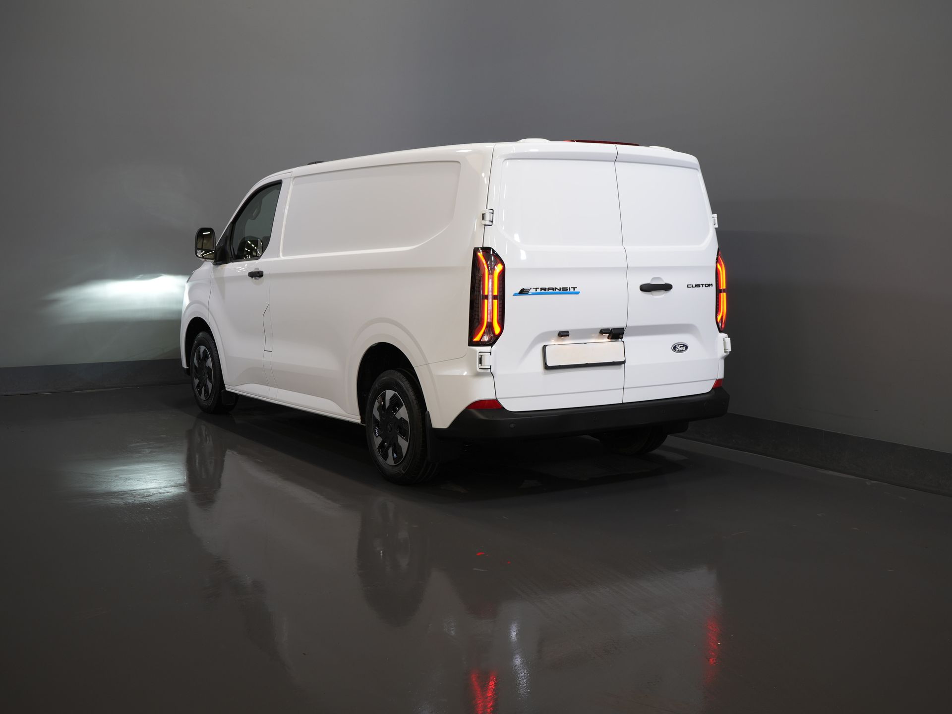 Ford E-Transit Custom Bestelbus 320 Trend 65 kWh 330 km WLTP LED/ Snellader/ 2.3t Trekverm./ Stoelverw./ Carplay/ Climate/ Camera/ PDC/ Cruise