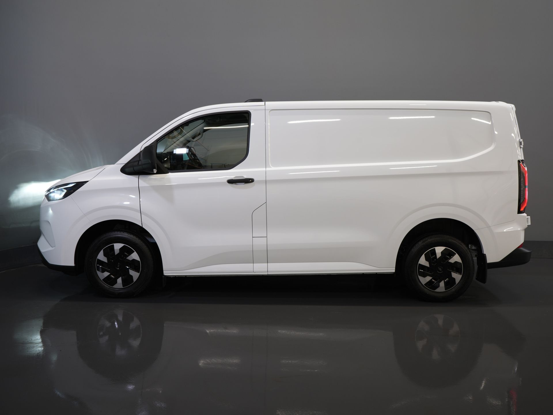 Ford E-Transit Custom Bestelbus 320 Trend 65 kWh 330 km WLTP LED/ Snellader/ 2.3t Trekverm./ Stoelverw./ Carplay/ Climate/ Camera/ PDC/ Cruise