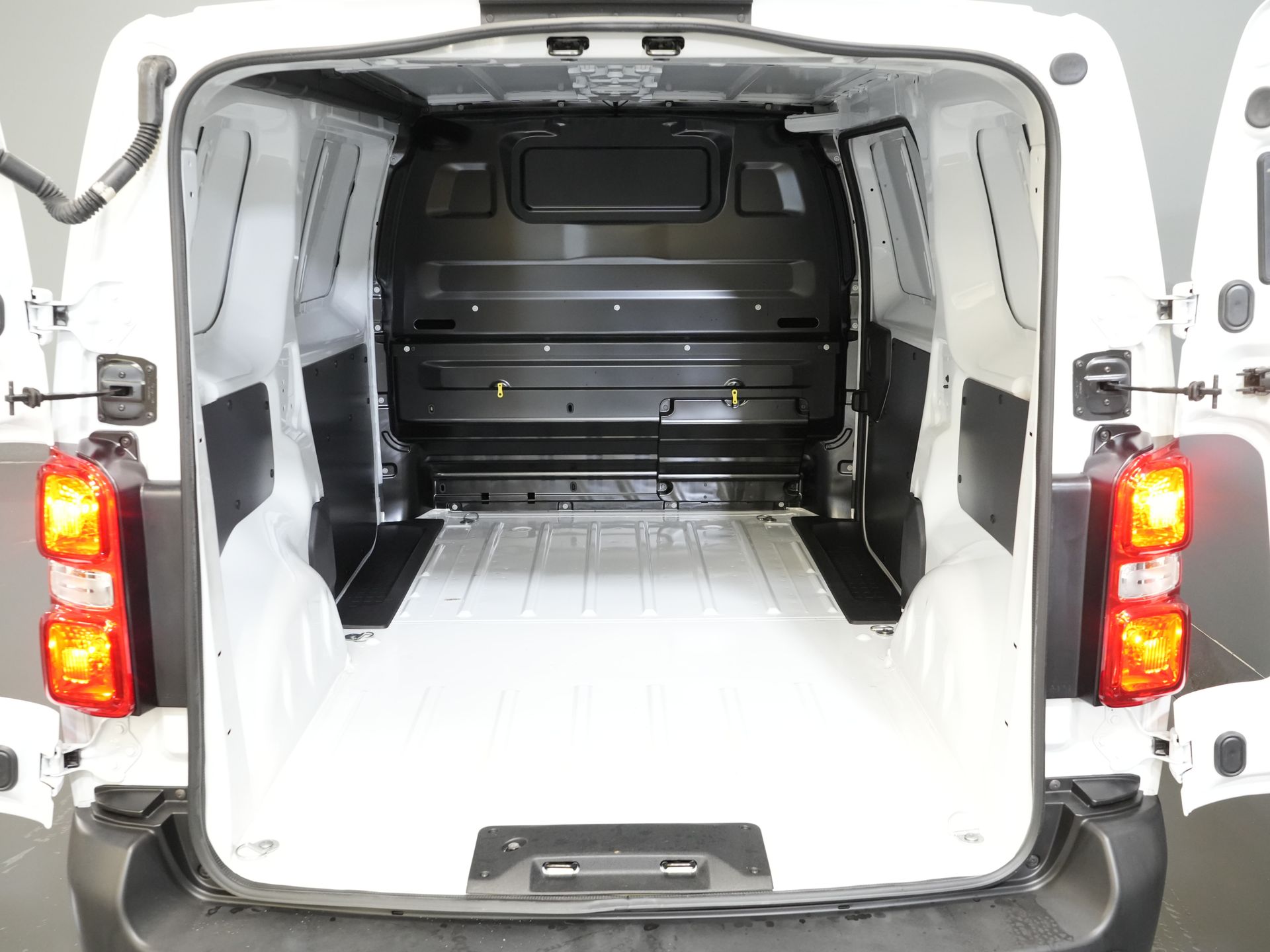 Citroën ë-Jumpy Delivery Van L2 75 kWh 330km WLTP Fast Charger/ 3 Seats/ Carplay/ Camera/ PDC/ Cruise Control/ Air Conditioning