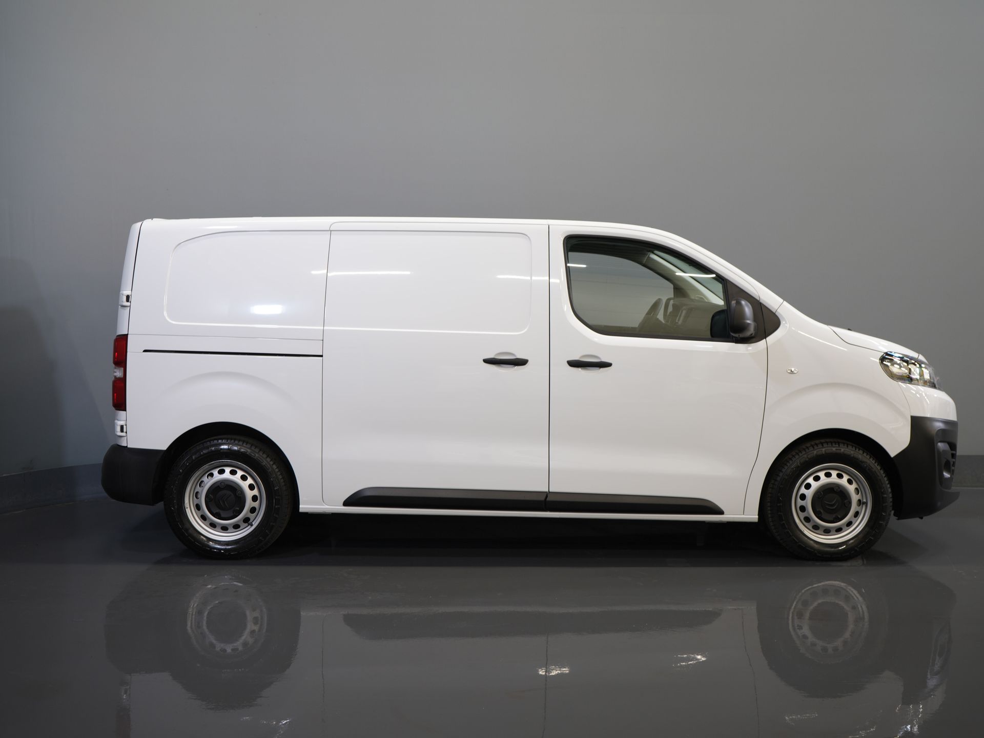 Citroën ë-Jumpy Delivery Van L2 75 kWh 330km WLTP Fast Charger/ 3 Seats/ Carplay/ Camera/ PDC/ Cruise Control/ Air Conditioning