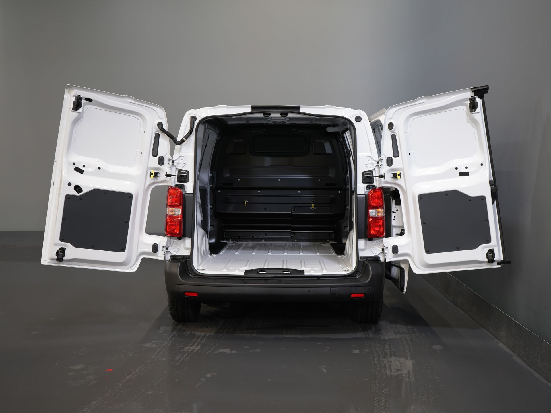 Citroën ë-Jumpy Delivery Van L2 75 kWh 330km WLTP Fast Charger/ 3 Seats/ Carplay/ Camera/ PDC/ Cruise Control/ Air Conditioning