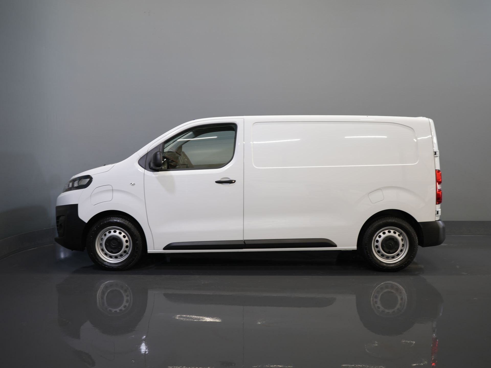 Citroën ë-Jumpy Delivery Van L2 75 kWh 330km WLTP Fast Charger/ 3 Seats/ Carplay/ Camera/ PDC/ Cruise Control/ Air Conditioning