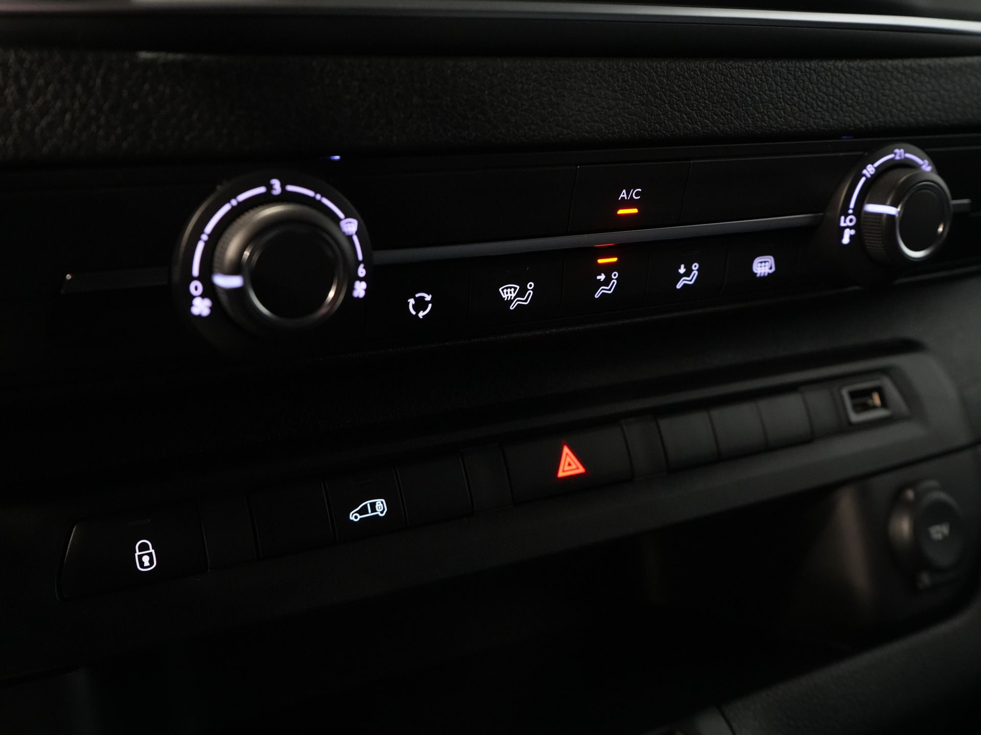 Citroën ë-Jumpy Delivery Van L2 75 kWh 330km WLTP Fast Charger/ 3 Seats/ Carplay/ Camera/ PDC/ Cruise Control/ Air Conditioning