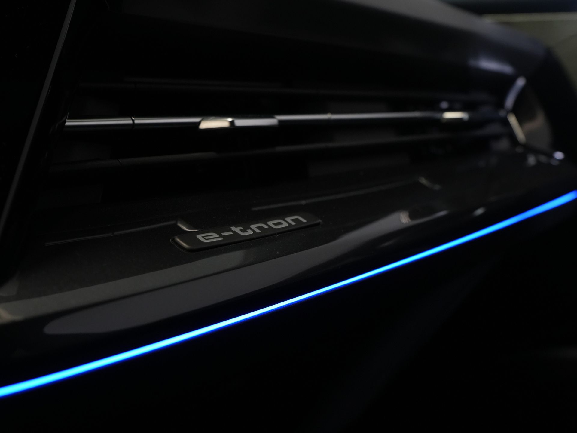 Audi Q4 e-tron SUV 40 77кВт/год 523 км WLTP S-Line/ Пано/ Шкіра/ Безключовий/ Віртуальний кокпіт/ Seatverw./ Elek.Valve/ 20