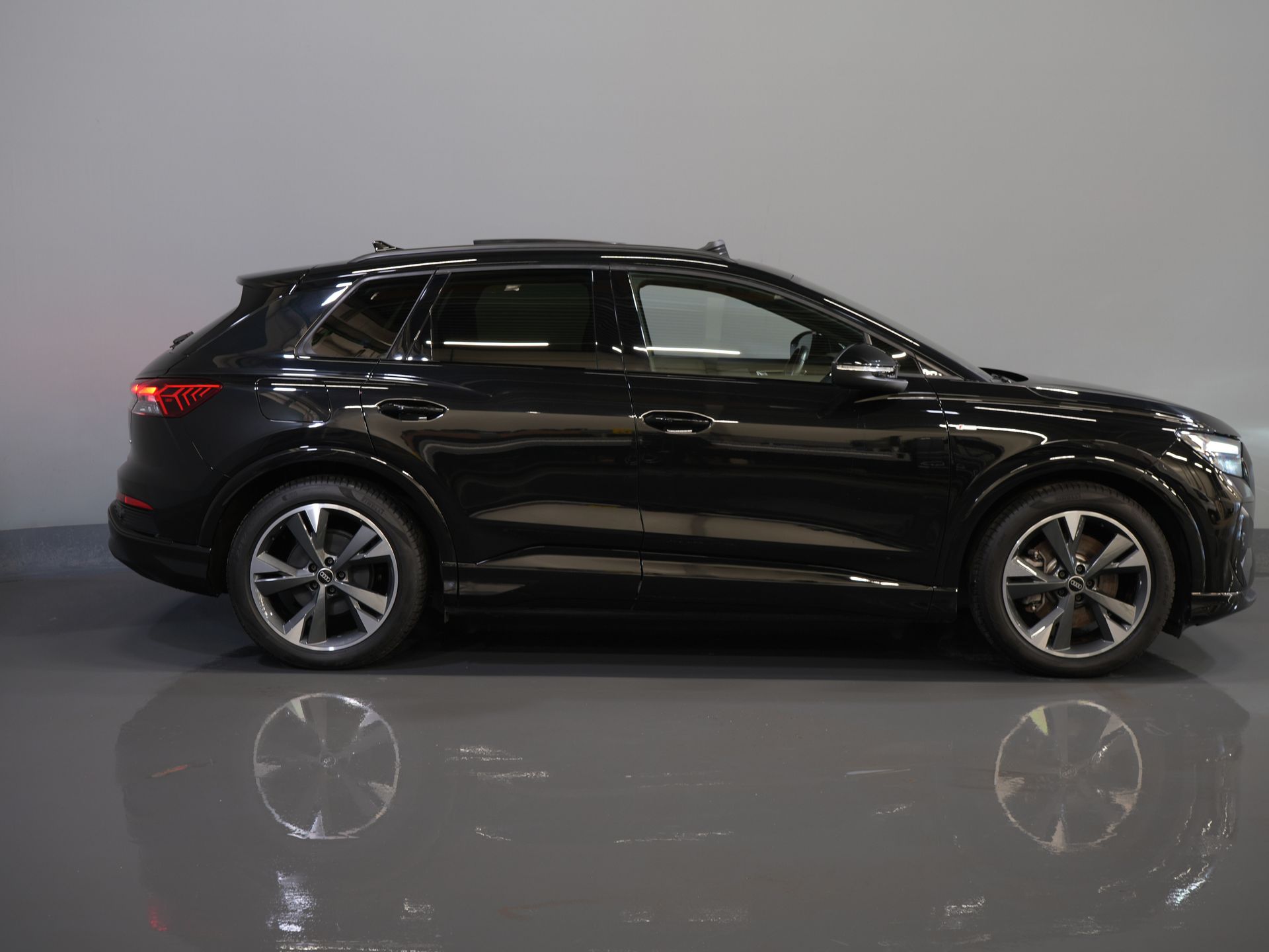 Audi Q4 e-tron SUV 40 77кВт/год 523 км WLTP S-Line/ Пано/ Шкіра/ Безключовий/ Віртуальний кокпіт/ Seatverw./ Elek.Valve/ 20