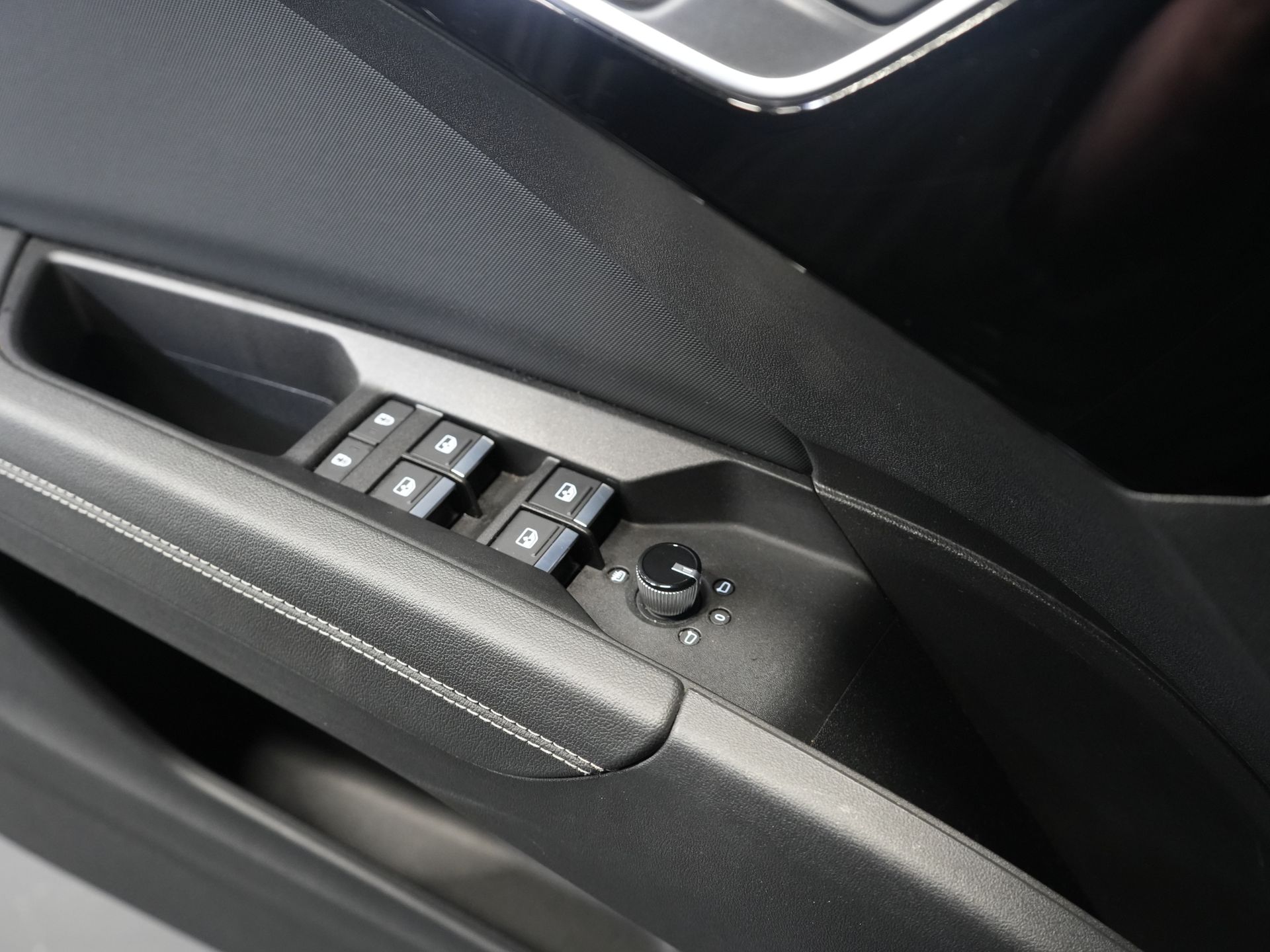 Audi Q4 e-tron SUV 40 77кВт/год 523 км WLTP S-Line/ Пано/ Шкіра/ Безключовий/ Віртуальний кокпіт/ Seatverw./ Elek.Valve/ 20