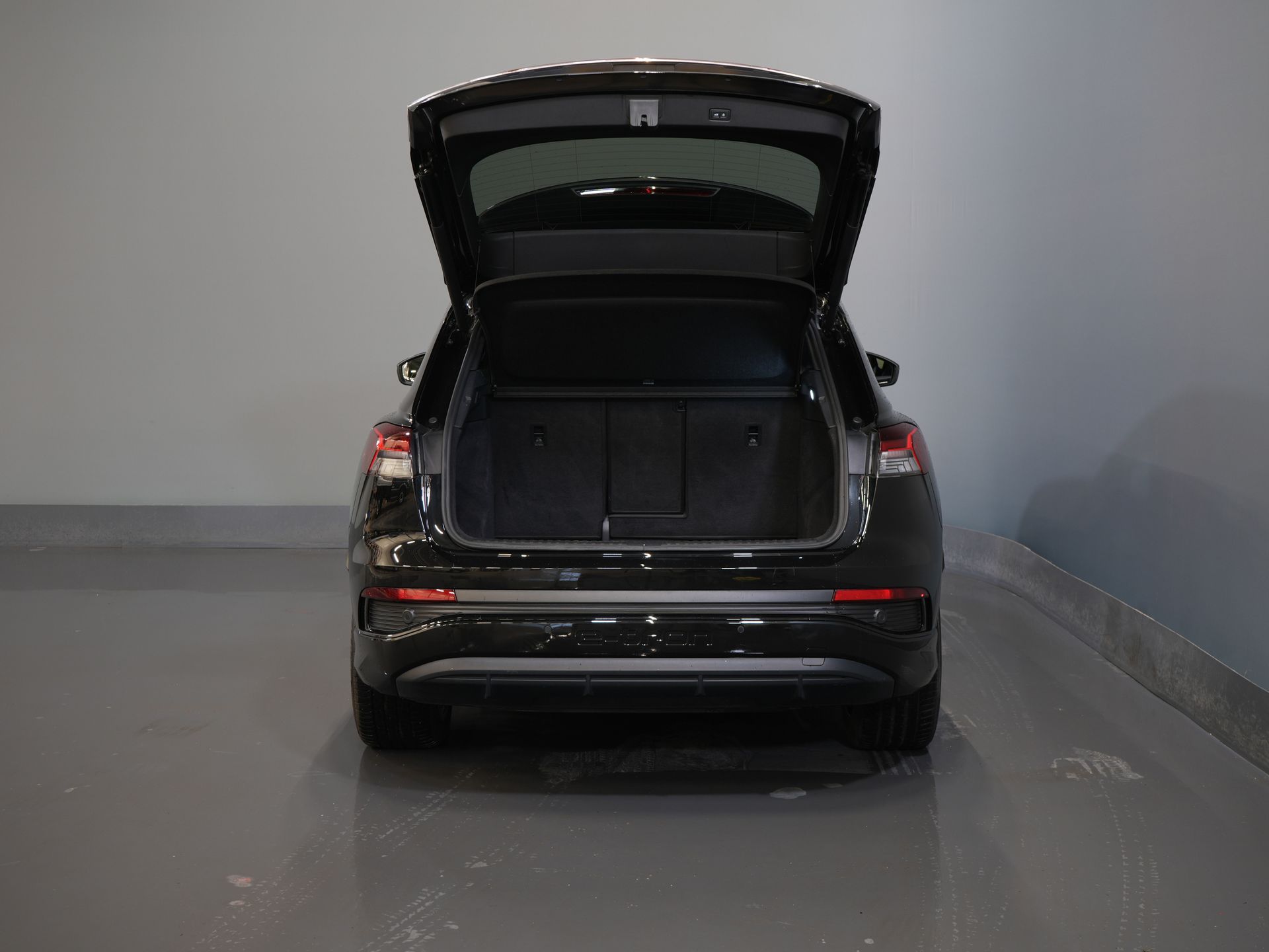 Audi Q4 e-tron SUV 40 77кВт/год 523 км WLTP S-Line/ Пано/ Шкіра/ Безключовий/ Віртуальний кокпіт/ Seatverw./ Elek.Valve/ 20