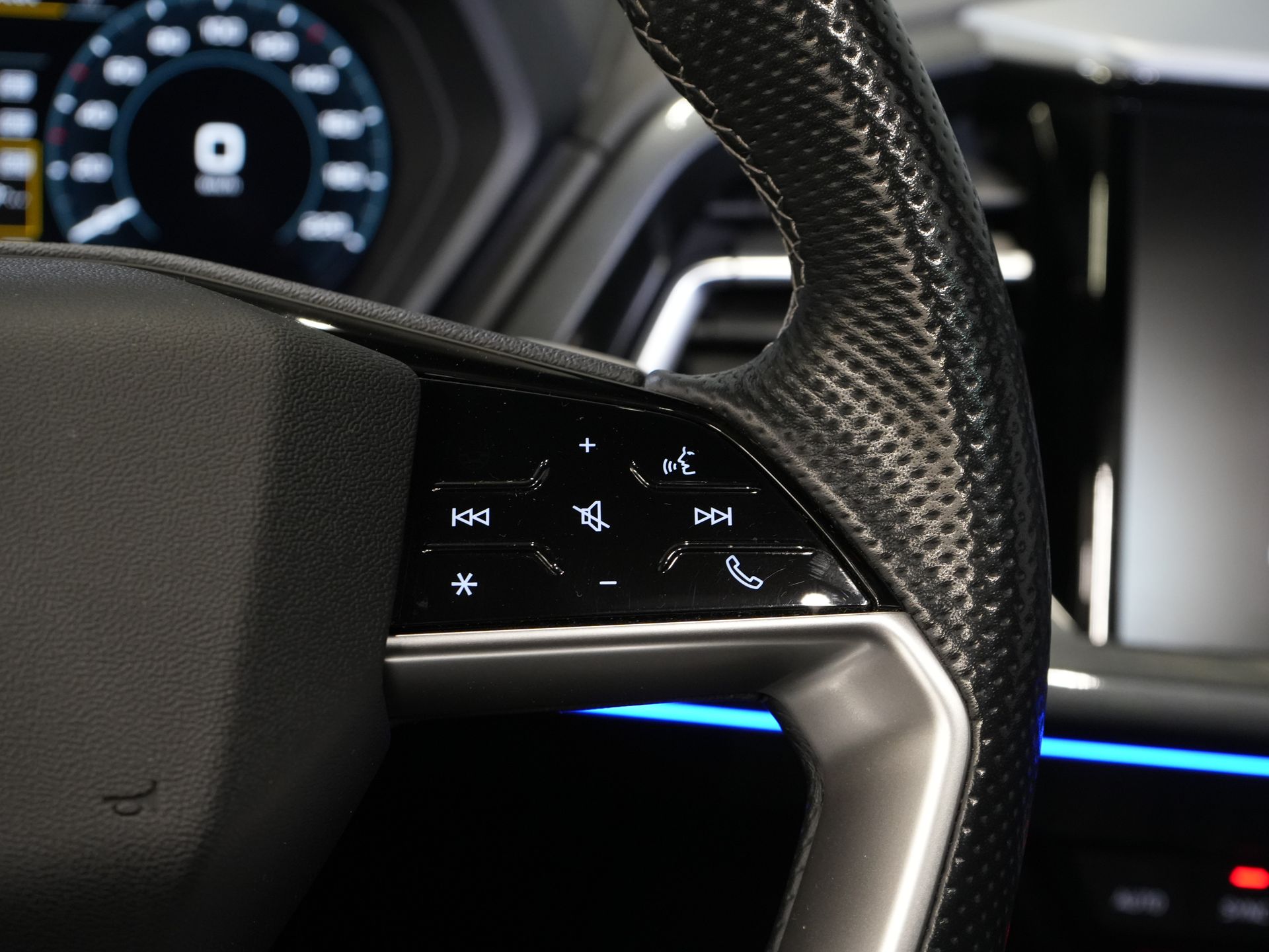 Audi Q4 e-tron SUV 40 77кВт/год 523 км WLTP S-Line/ Пано/ Шкіра/ Безключовий/ Віртуальний кокпіт/ Seatverw./ Elek.Valve/ 20