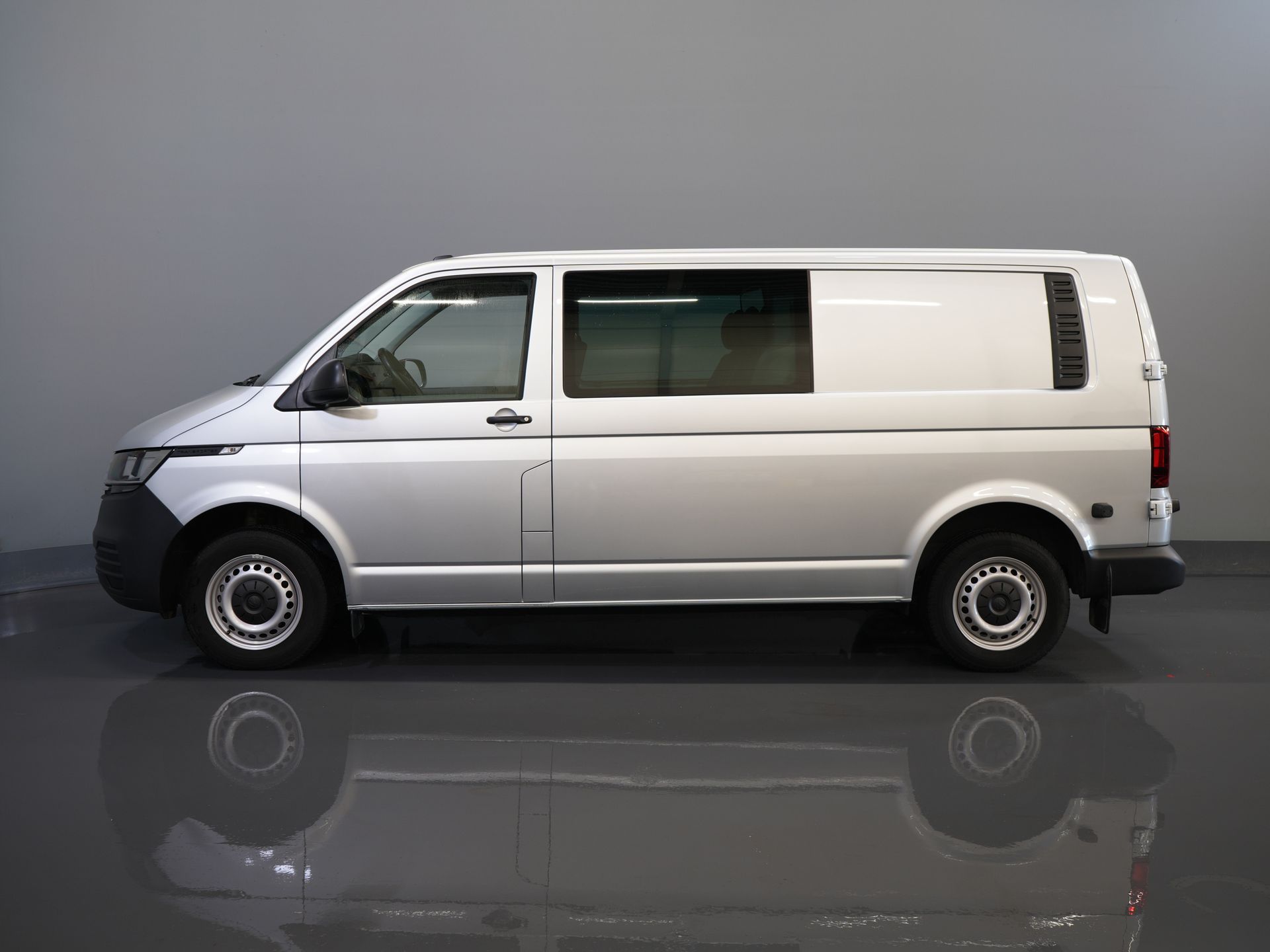 Volkswagen Transporter Bestelbus T6.1 2.0 TDI 150 pk DSG Aut. L2 DC BPM VRIJ! Dubbel Cabine 6 Pers./ Lage KM!/ Adapt.Cruise/ Navi/ Carplay/ Trekhaak