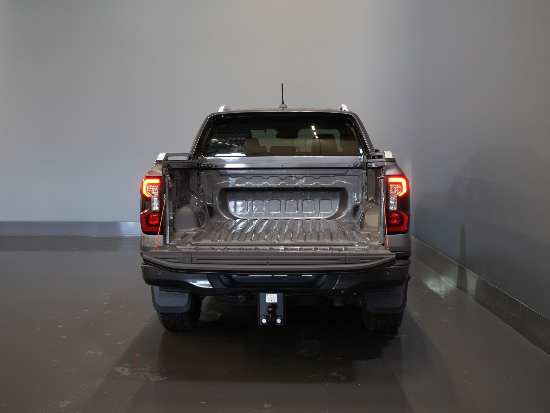 Ford Ranger Bestelbus Wildtrak 2.3 PHEV Double Cab 4x4/ B&O/ Tech-Pack/ Adapt.Cruise/ 3.5t Trekverm./ 360 Camera/ Leder/ Alarm/ Navi/ Carplay/ Trekhaa