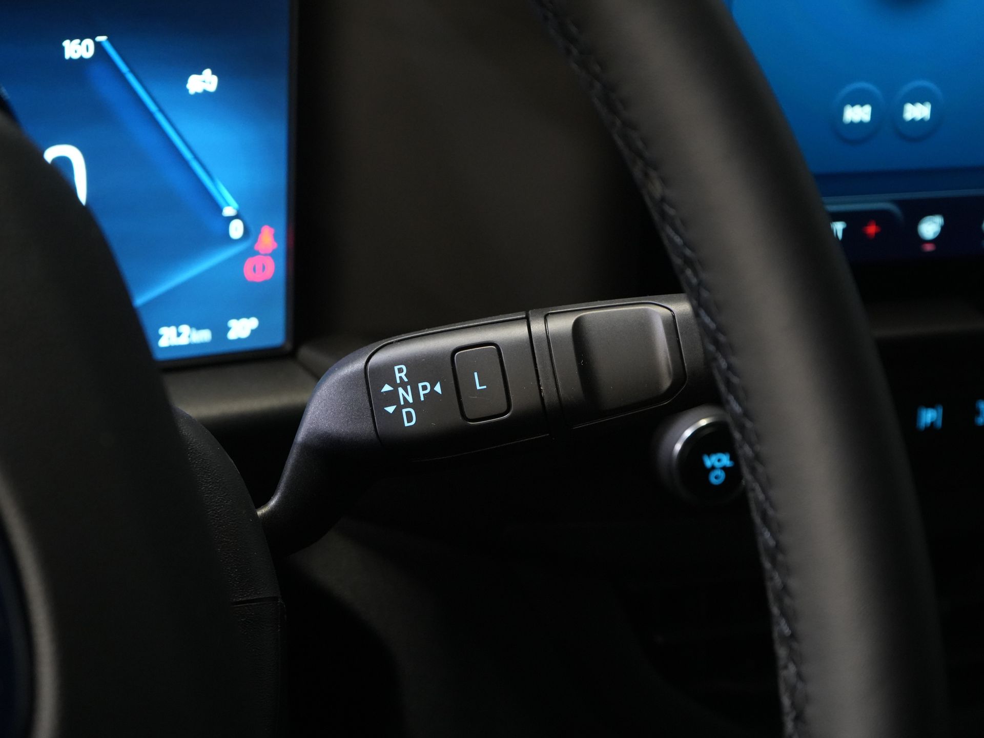 Ford E-Transit Custom Van Trend 65 kWh 330 km Garanzia WLTP fino al 2029/ LED/ Riscaldatore in piedi/ Caricatore rapido/ Traino 2,3t/ Sterzo/ Riscaldamento sedili/ Carplay/ Telecamera