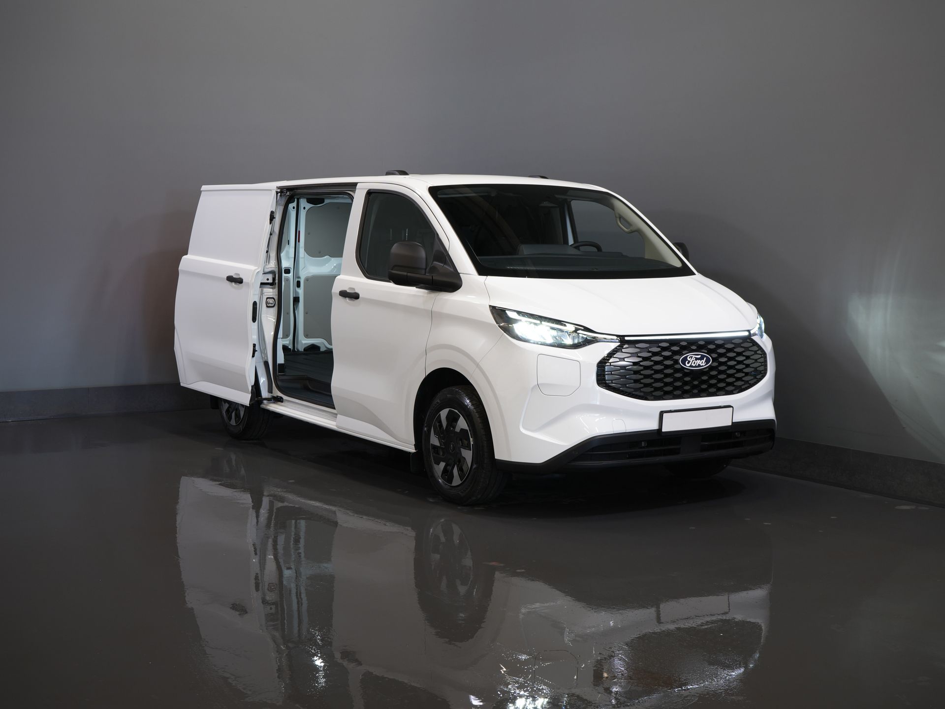 Ford E-Transit Custom Van Trend 65 kWh 330 km Garanzia WLTP fino al 2029/ LED/ Riscaldatore in piedi/ Caricatore rapido/ Traino 2,3t/ Sterzo/ Riscaldamento sedili/ Carplay/ Telecamera