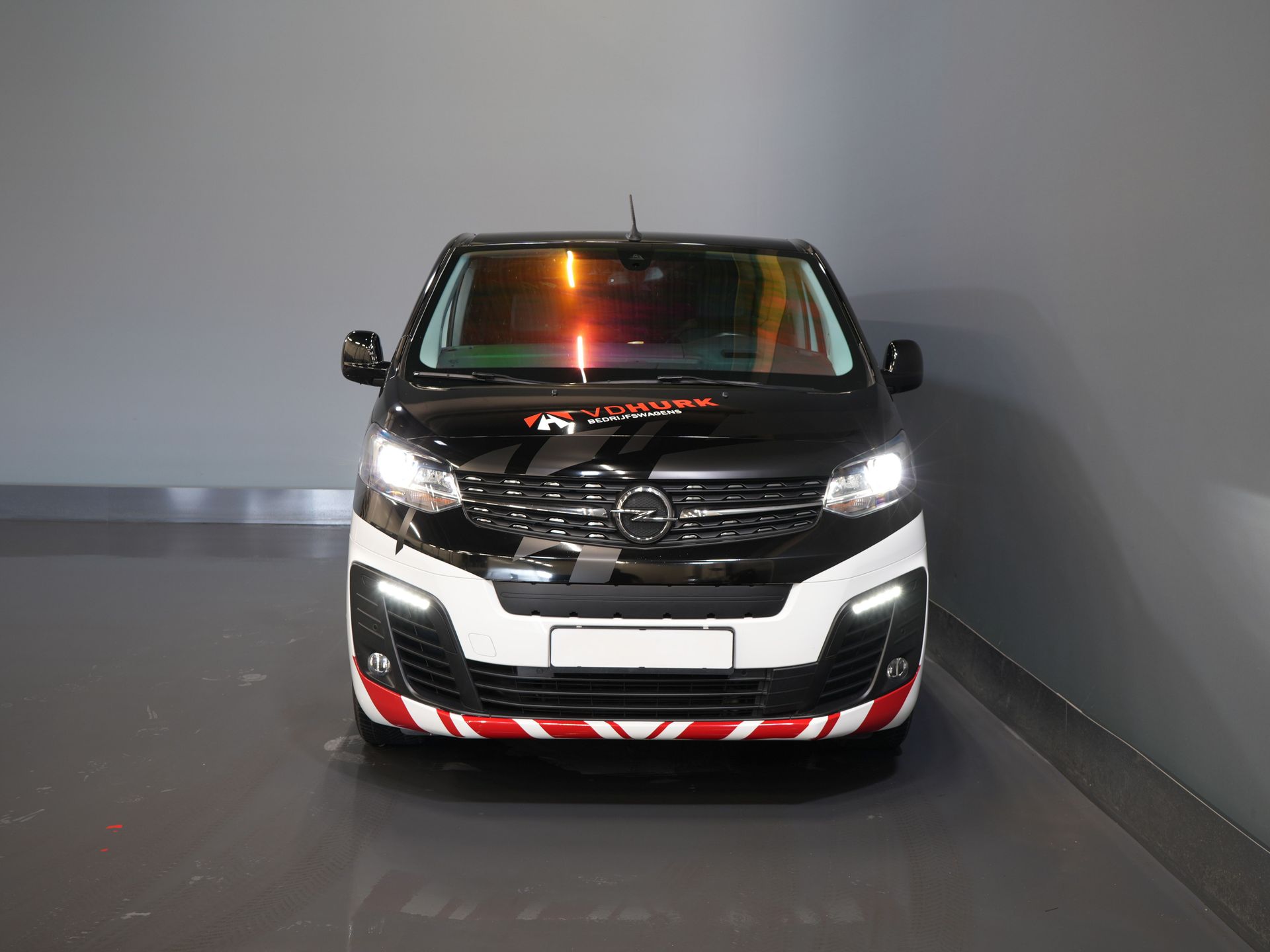 Opel Zafira-e Life Tourer Passenger 75 kWh 330 km WLTP (DEMO) 42 887 € z VAT Pano/ Elek.drzwi przesuwne/ Fotele z masażem/ Skóra/ Xenon/ Ogrzewanie postojowe/ Head Up/ Class