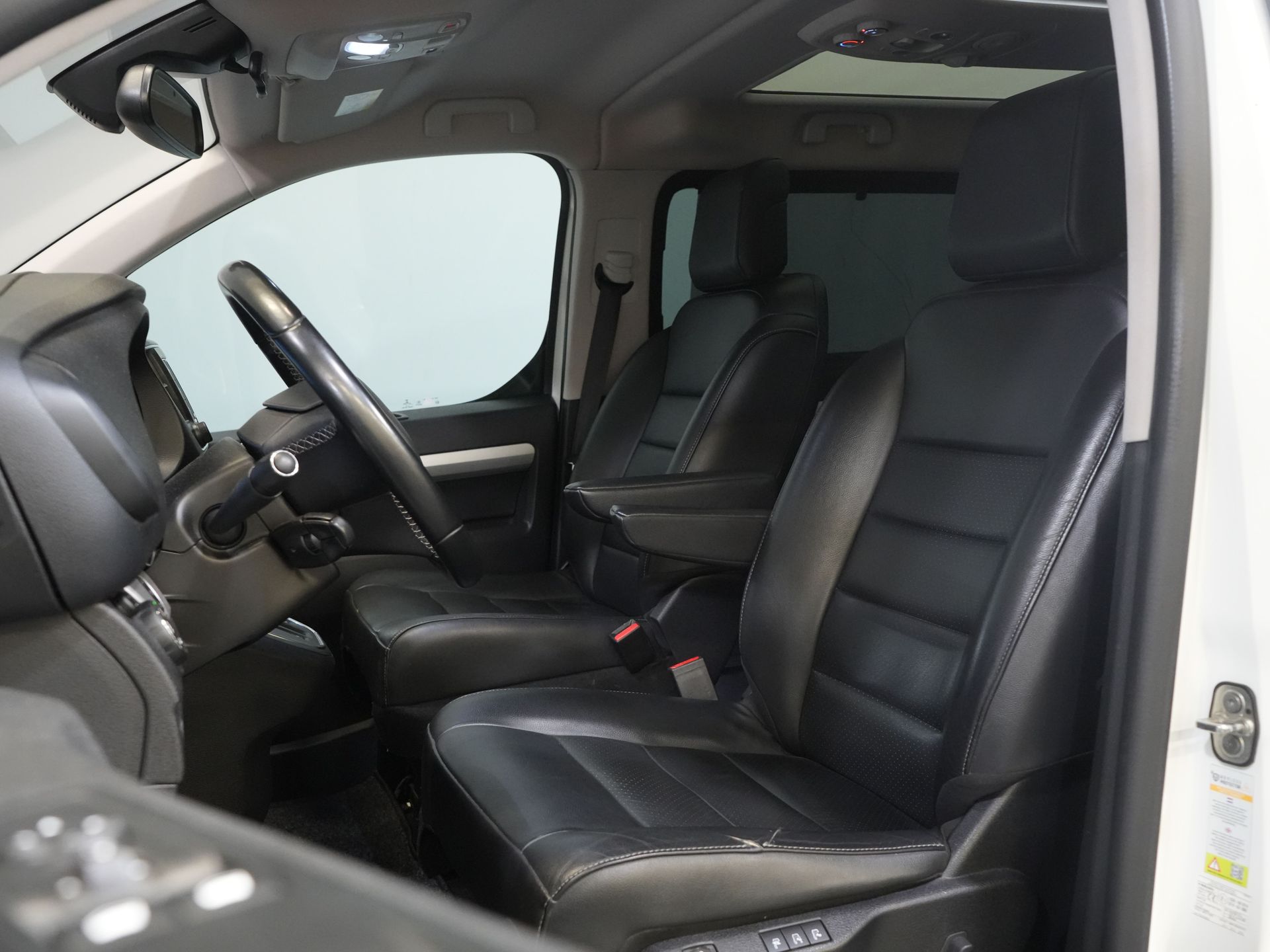 Opel Zafira-e Life Tourer Passenger 75 kWh 330 km WLTP (DEMO) 42 887 € z VAT Pano/ Elek.drzwi przesuwne/ Fotele z masażem/ Skóra/ Xenon/ Ogrzewanie postojowe/ Head Up/ Class