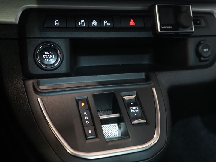 Opel Zafira-e Life Tourer Passenger 75 kWh 330 km WLTP (DEMO) 42 887 € z VAT Pano/ Elek.drzwi przesuwne/ Fotele z masażem/ Skóra/ Xenon/ Ogrzewanie postojowe/ Head Up/ Class