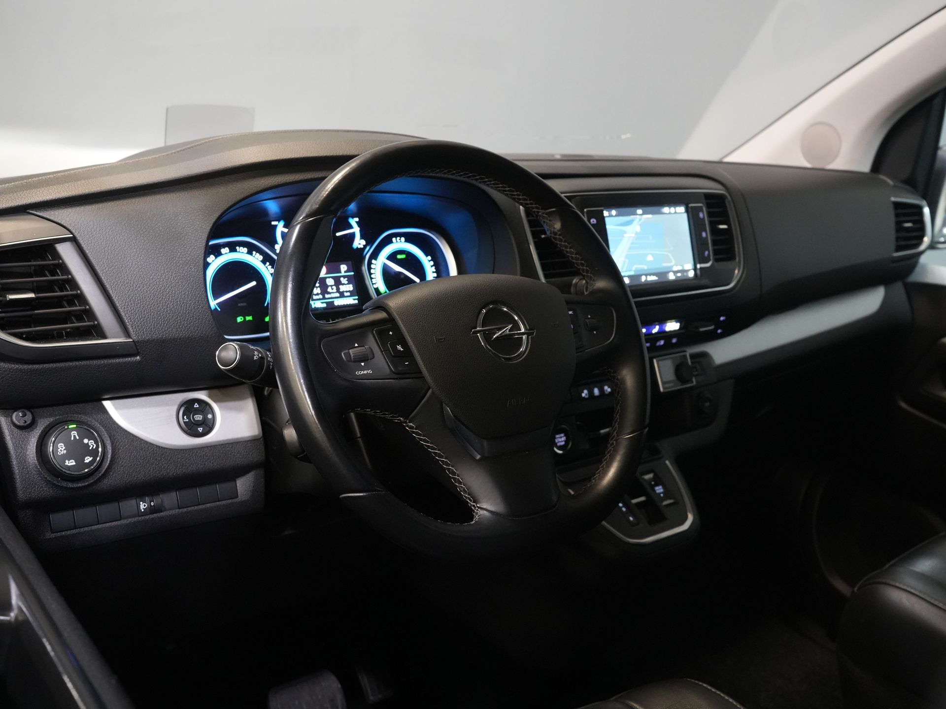 Opel Zafira-e Life Tourer Passenger 75 kWh 330 km WLTP (DEMO) 42 887 € z VAT Pano/ Elek.drzwi przesuwne/ Fotele z masażem/ Skóra/ Xenon/ Ogrzewanie postojowe/ Head Up/ Class