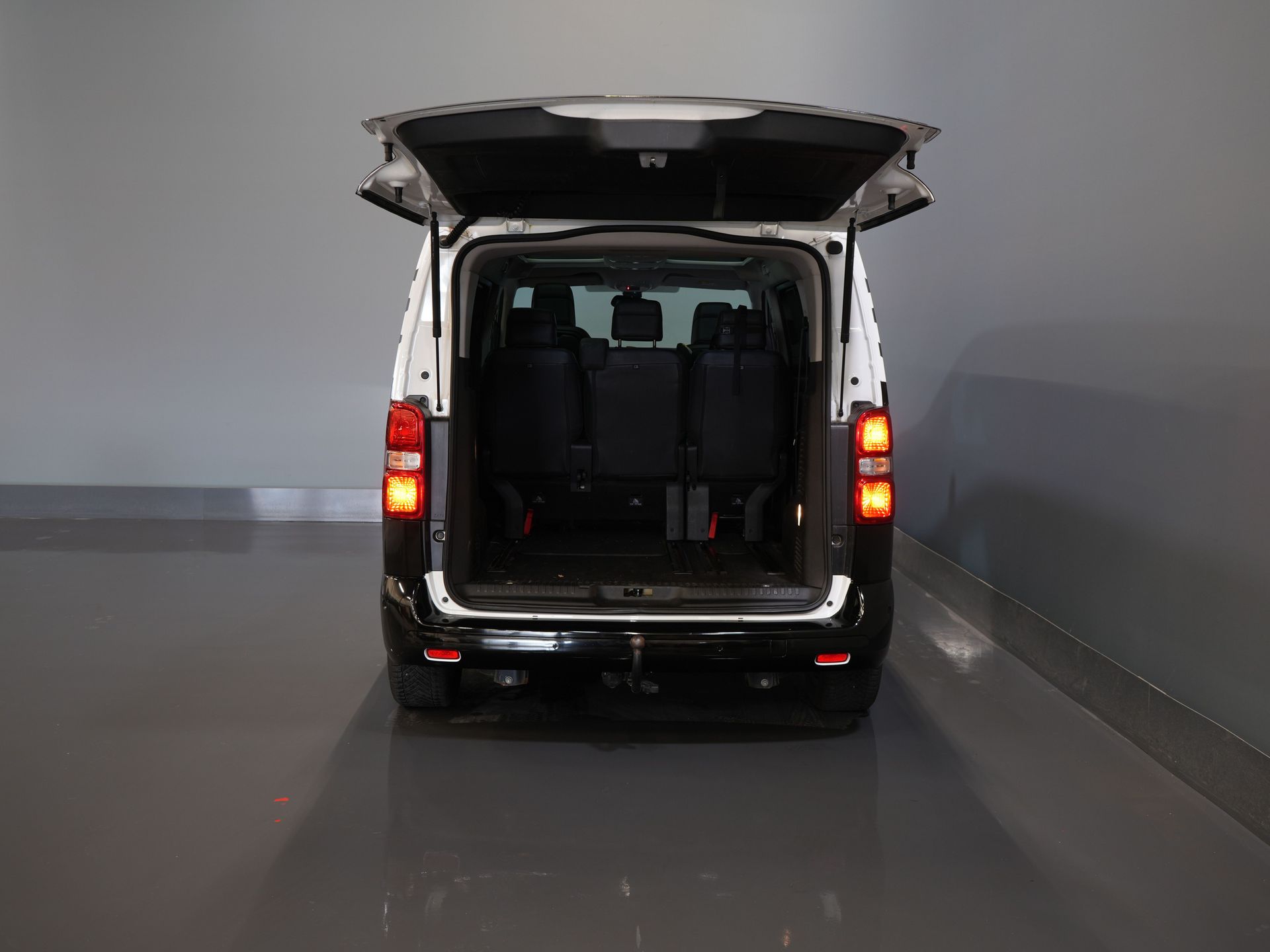 Opel Zafira-e Life Tourer Passenger 75 kWh 330 km WLTP (DEMO) 42 887 € z VAT Pano/ Elek.drzwi przesuwne/ Fotele z masażem/ Skóra/ Xenon/ Ogrzewanie postojowe/ Head Up/ Class