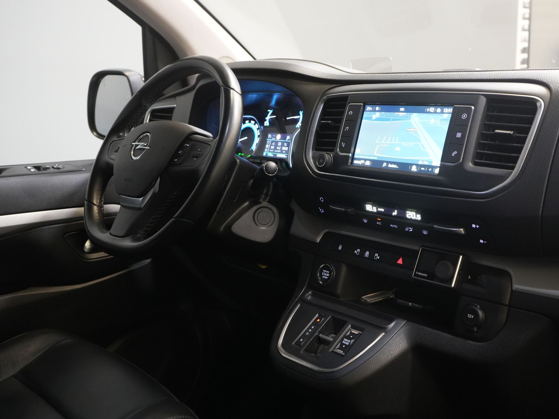 Opel Zafira-e Life Tourer Passenger 75 kWh 330 km WLTP (DEMO) 42 887 € z VAT Pano/ Elek.drzwi przesuwne/ Fotele z masażem/ Skóra/ Xenon/ Ogrzewanie postojowe/ Head Up/ Class