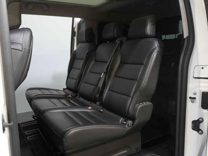 Opel Zafira-e Life Tourer Passenger 75 kWh 330 km WLTP (DEMO) 42 887 € z VAT Pano/ Elek.drzwi przesuwne/ Fotele z masażem/ Skóra/ Xenon/ Ogrzewanie postojowe/ Head Up/ Class