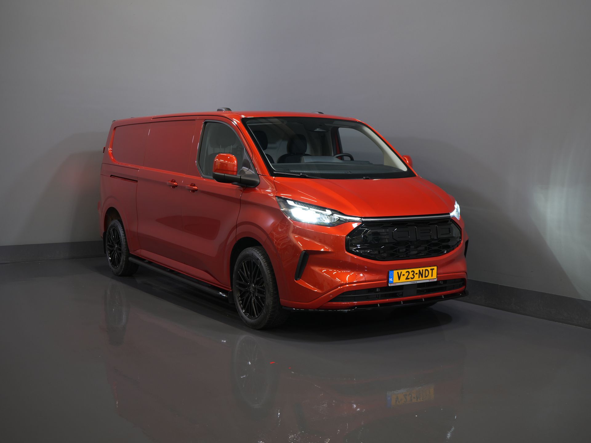 Ford Transit Custom Bestelbus 2.0 TDCI 150 pk L2 Limited BPM VRIJ! Garantie tot 1-28'/ Adapt. Cruise/ LED/ Stoelverw./ Stuurverw./ Carplay/ PDC/ Camera