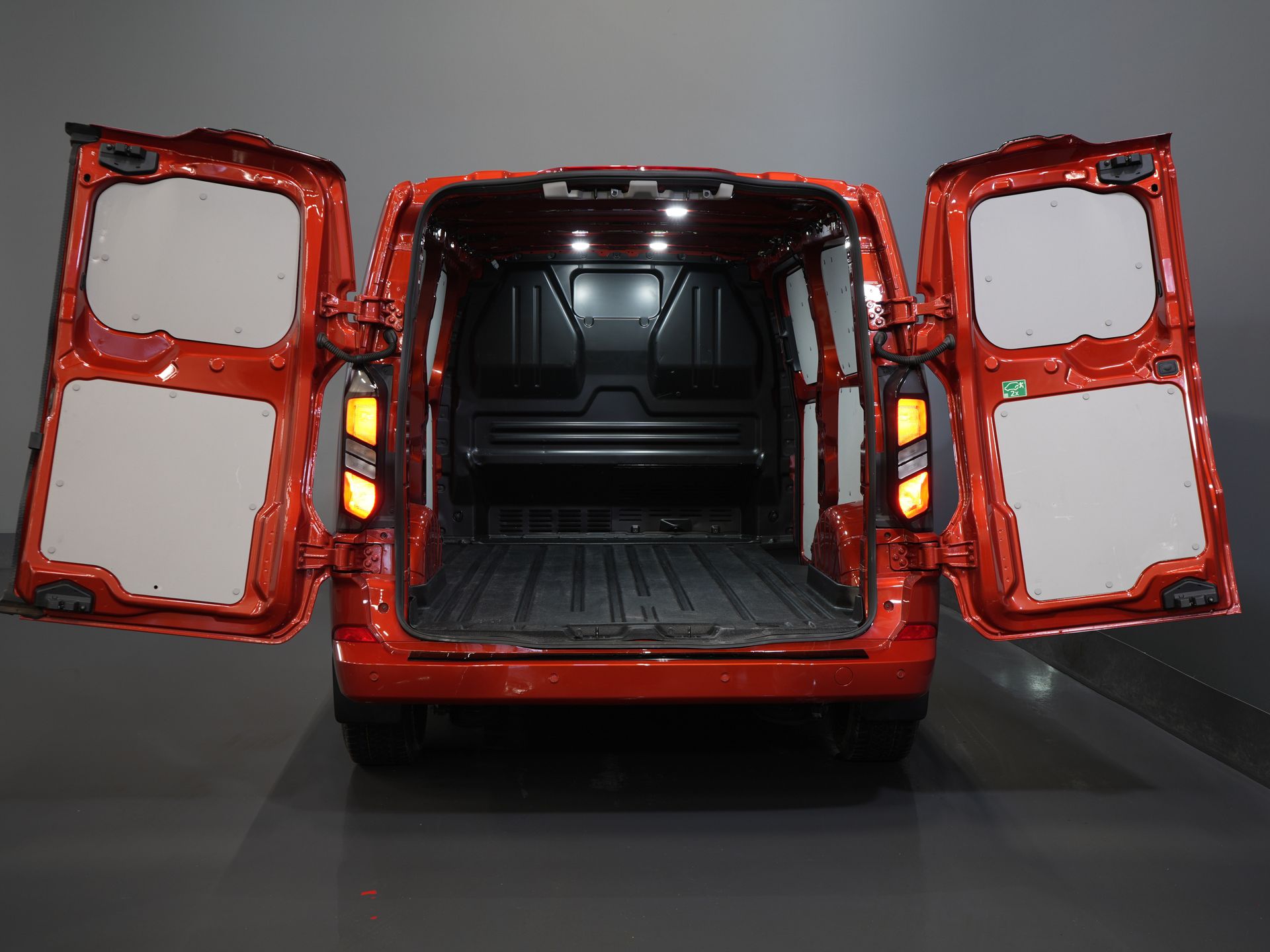 Ford Transit Custom Bestelbus 2.0 TDCI 150 pk L2 Limited BPM VRIJ! Garantie tot 1-28'/ Adapt. Cruise/ LED/ Stoelverw./ Stuurverw./ Carplay/ PDC/ Camera