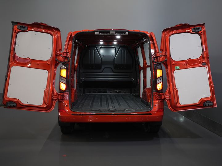 Ford Transit Custom Bestelbus 2.0 TDCI 150 pk L2 Limited BPM VRIJ! Garantie tot 1-28'/ Adapt. Cruise/ LED/ Stoelverw./ Stuurverw./ Carplay/ PDC/ Camera