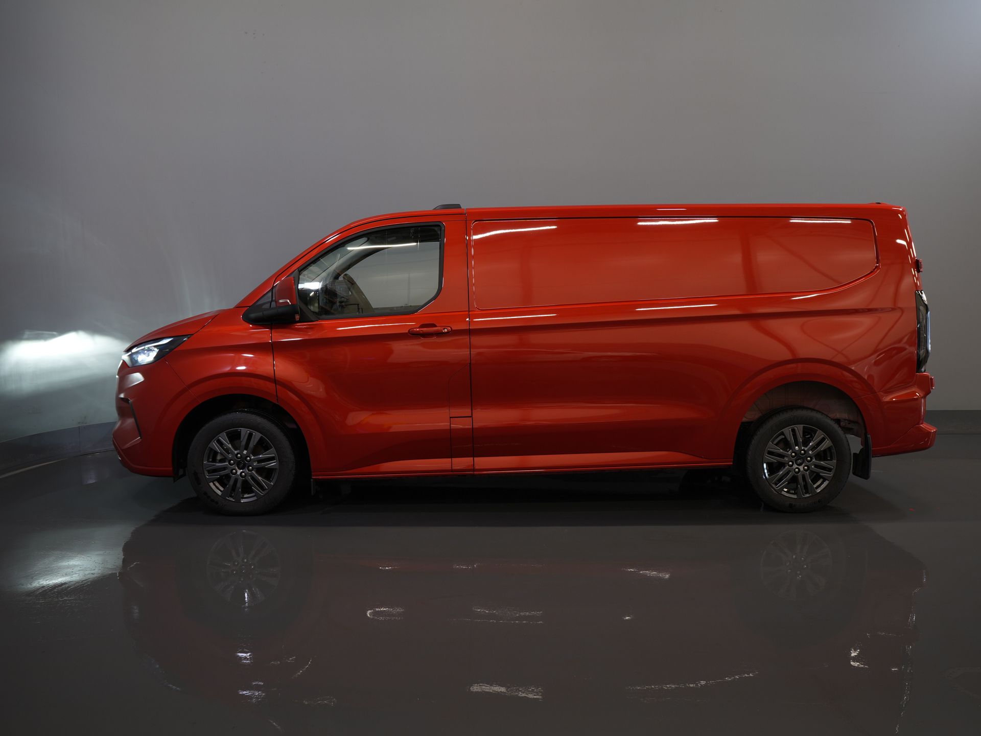 Ford Transit Custom Bestelbus 2.0 TDCI 150 pk L2 Limited BPM VRIJ! Garantie tot 1-28'/ Adapt. Cruise/ LED/ Stoelverw./ Stuurverw./ Carplay/ PDC/ Camera