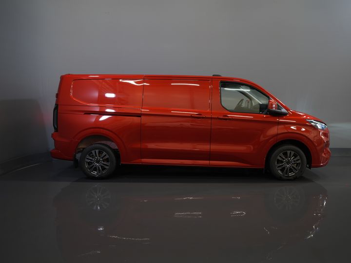 Ford Transit Custom Bestelbus 2.0 TDCI 150 pk L2 Limited BPM VRIJ! Garantie tot 1-28'/ Adapt. Cruise/ LED/ Stoelverw./ Stuurverw./ Carplay/ PDC/ Camera
