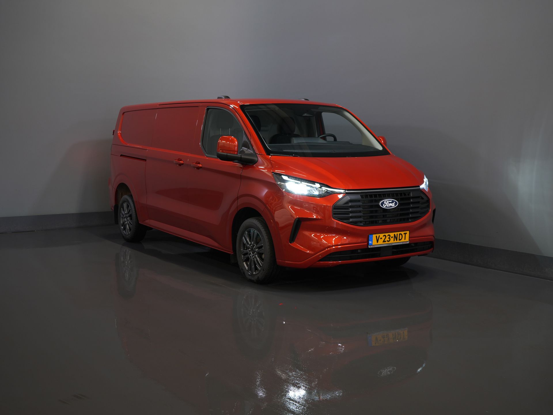 Ford Transit Custom Bestelbus 2.0 TDCI 150 pk L2 Limited BPM VRIJ! Garantie tot 1-28'/ Adapt. Cruise/ LED/ Stoelverw./ Stuurverw./ Carplay/ PDC/ Camera