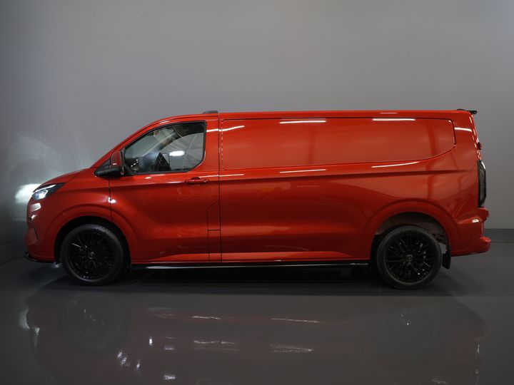 Ford Transit Custom Bestelbus 2.0 TDCI 150 pk L2 Limited BPM VRIJ! Garantie tot 1-28'/ Adapt. Cruise/ LED/ Stoelverw./ Stuurverw./ Carplay/ PDC/ Camera