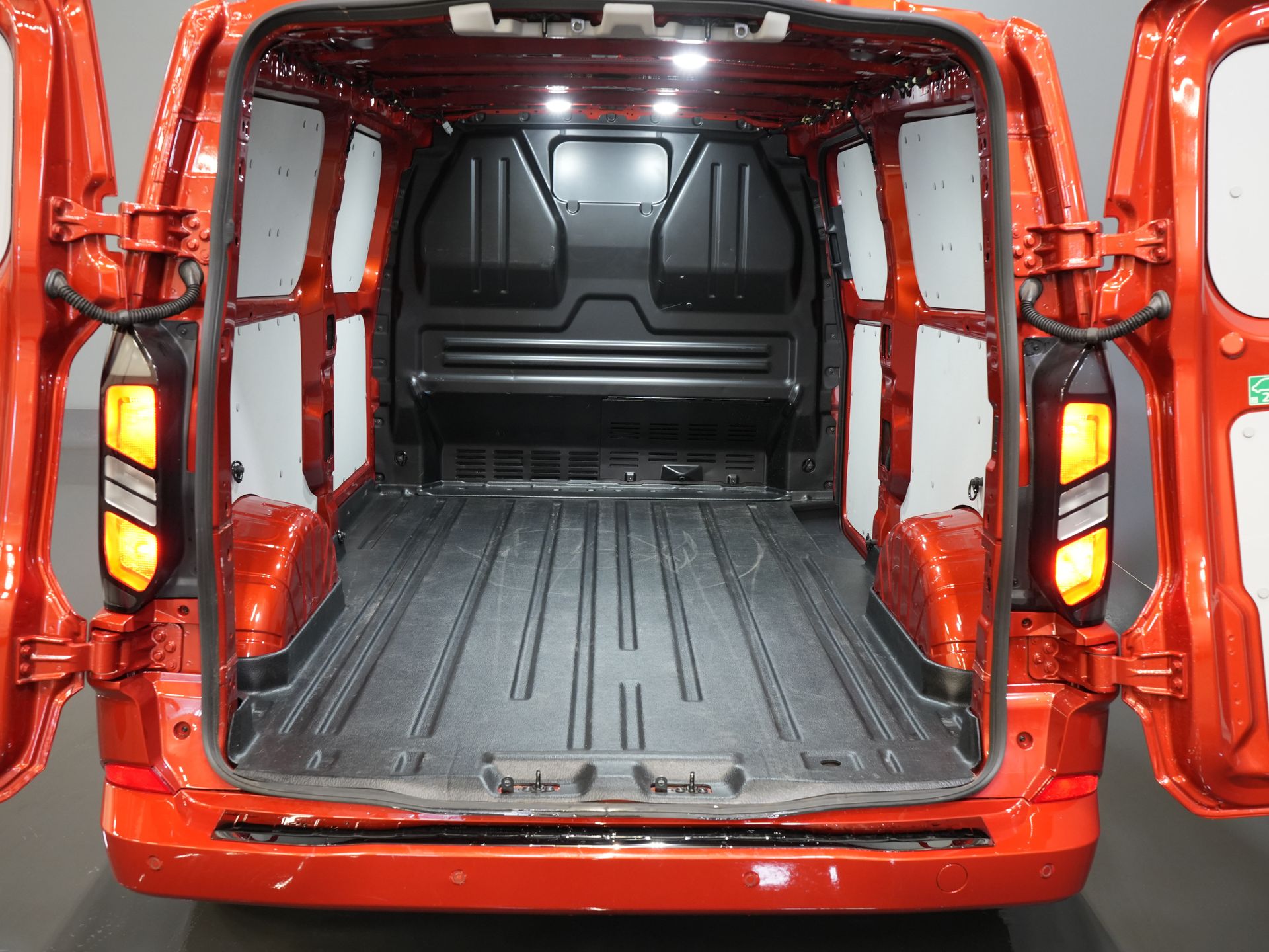 Ford Transit Custom Bestelbus 2.0 TDCI 150 pk L2 Limited BPM VRIJ! Garantie tot 1-28'/ Adapt. Cruise/ LED/ Stoelverw./ Stuurverw./ Carplay/ PDC/ Camera