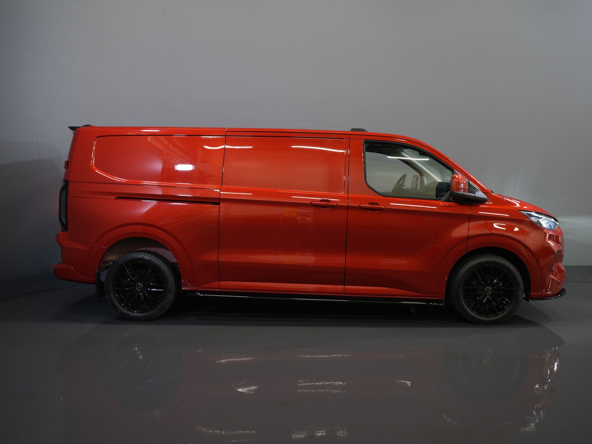 Ford Transit Custom Bestelbus 2.0 TDCI 150 pk L2 Limited BPM VRIJ! Garantie tot 1-28'/ Adapt. Cruise/ LED/ Stoelverw./ Stuurverw./ Carplay/ PDC/ Camera