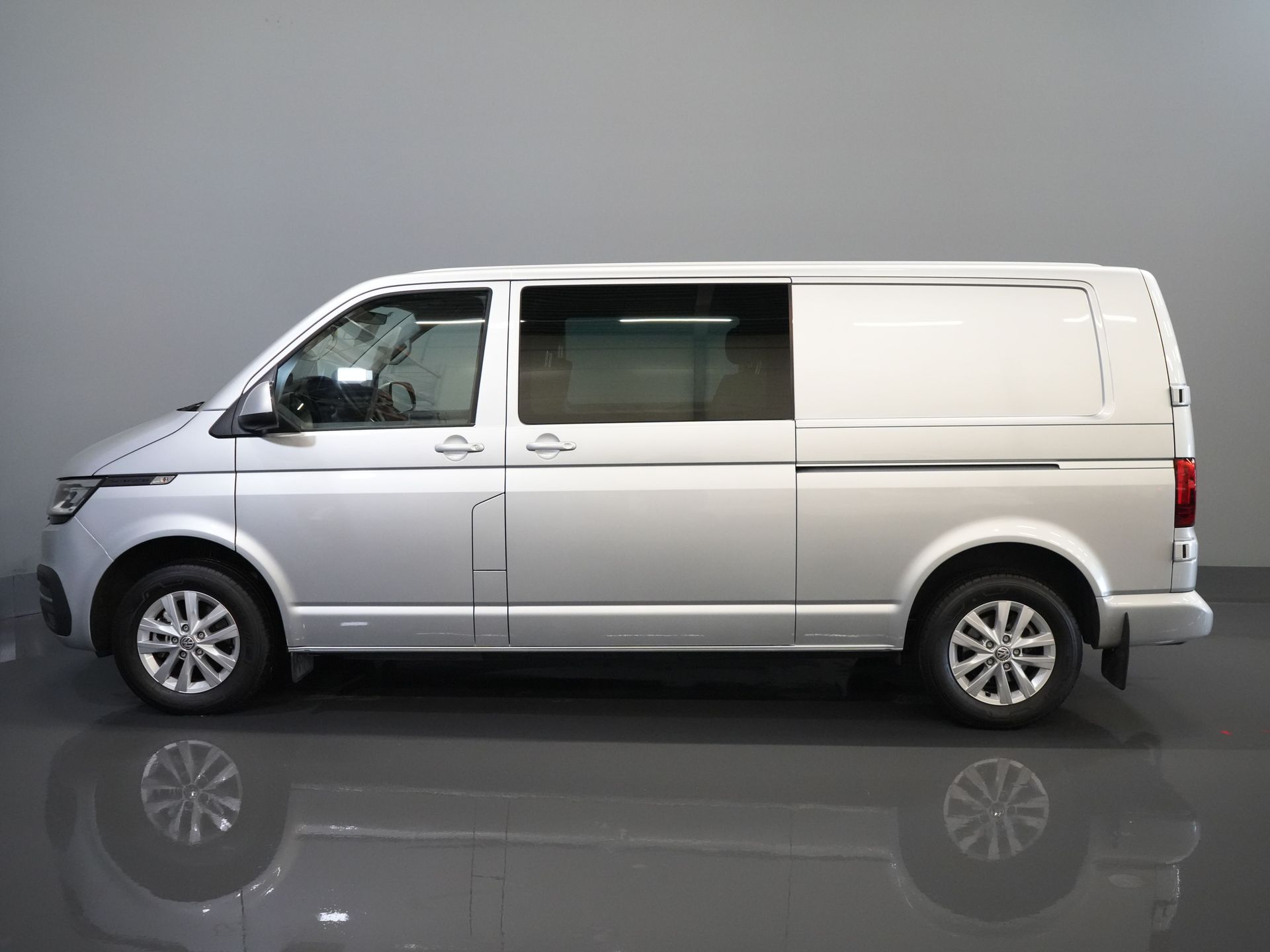 Volkswagen Transporter Van T6.1 2.0 TDI 150 к.с. DSG Aut. L2 DC Double Cab Highline BPM БЕЗКОШТОВНО! Адапт.круїз/ LED/ 2xЗсувні двері/ Підігрів підставки/ Carplay/ Сидіння