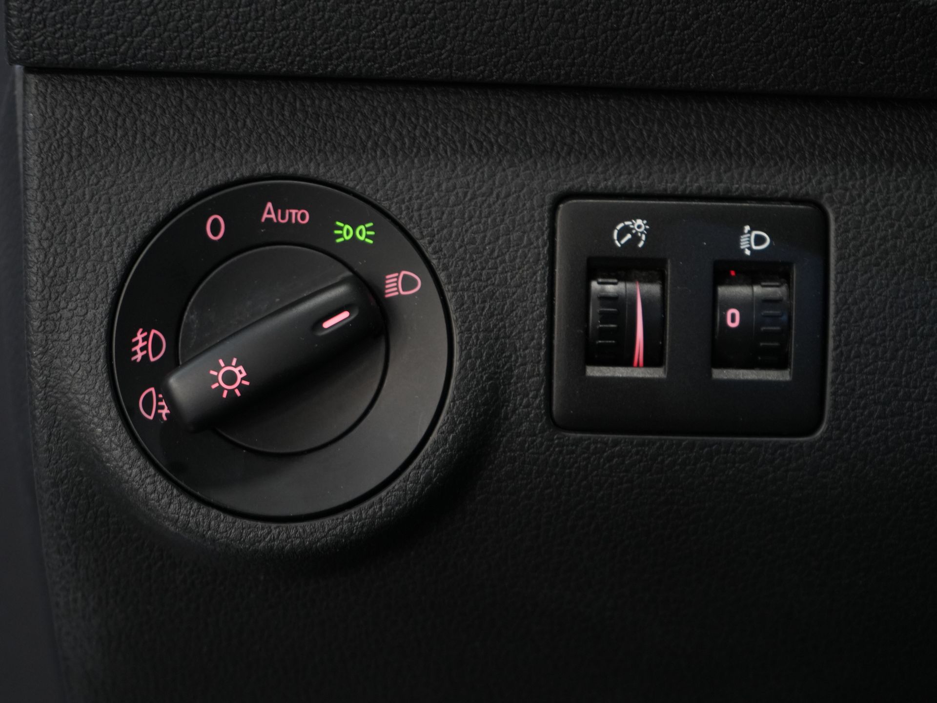 Volkswagen Caddy Van 2.0 TDI 100 ch DSG Aut. BPM FREE ! Edition 35 Carplay/ Seatverw./Chauffage au sol/ Cruise/ Airco/ PDC/ LMV/ Porte-bagages/ Barre de remorquage/ In