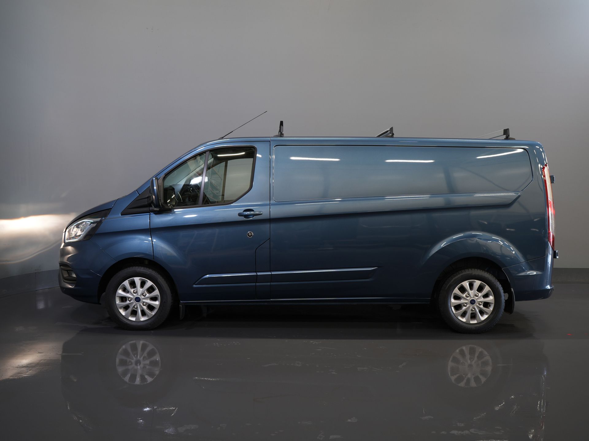 Ford Transit Custom Bestelbus 320 2.0 TDCI 170 pk Aut. L2 Trend BPM VRIJ! Carplay/ Stoelverw./ Camera/ PDC/ LMV/ Dakdragers/ Trekhaak