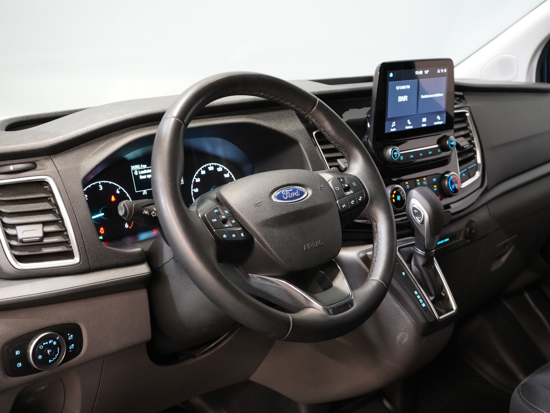 Ford Transit Custom Bestelbus 320 2.0 TDCI 170 pk Aut. L2 Trend BPM VRIJ! Carplay/ Stoelverw./ Camera/ PDC/ LMV/ Dakdragers/ Trekhaak