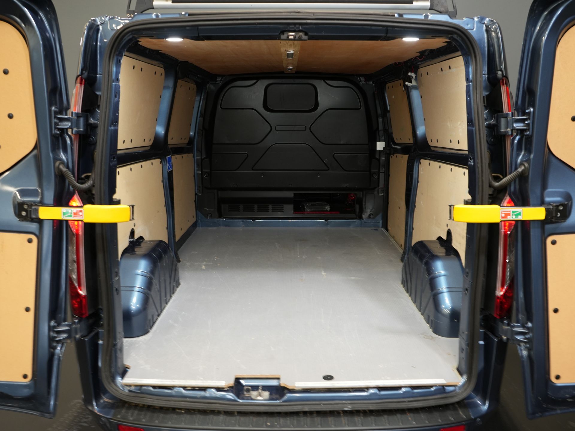 Ford Transit Custom Bestelbus 320 2.0 TDCI 170 pk Aut. L2 Trend BPM VRIJ! Carplay/ Stoelverw./ Camera/ PDC/ LMV/ Dakdragers/ Trekhaak